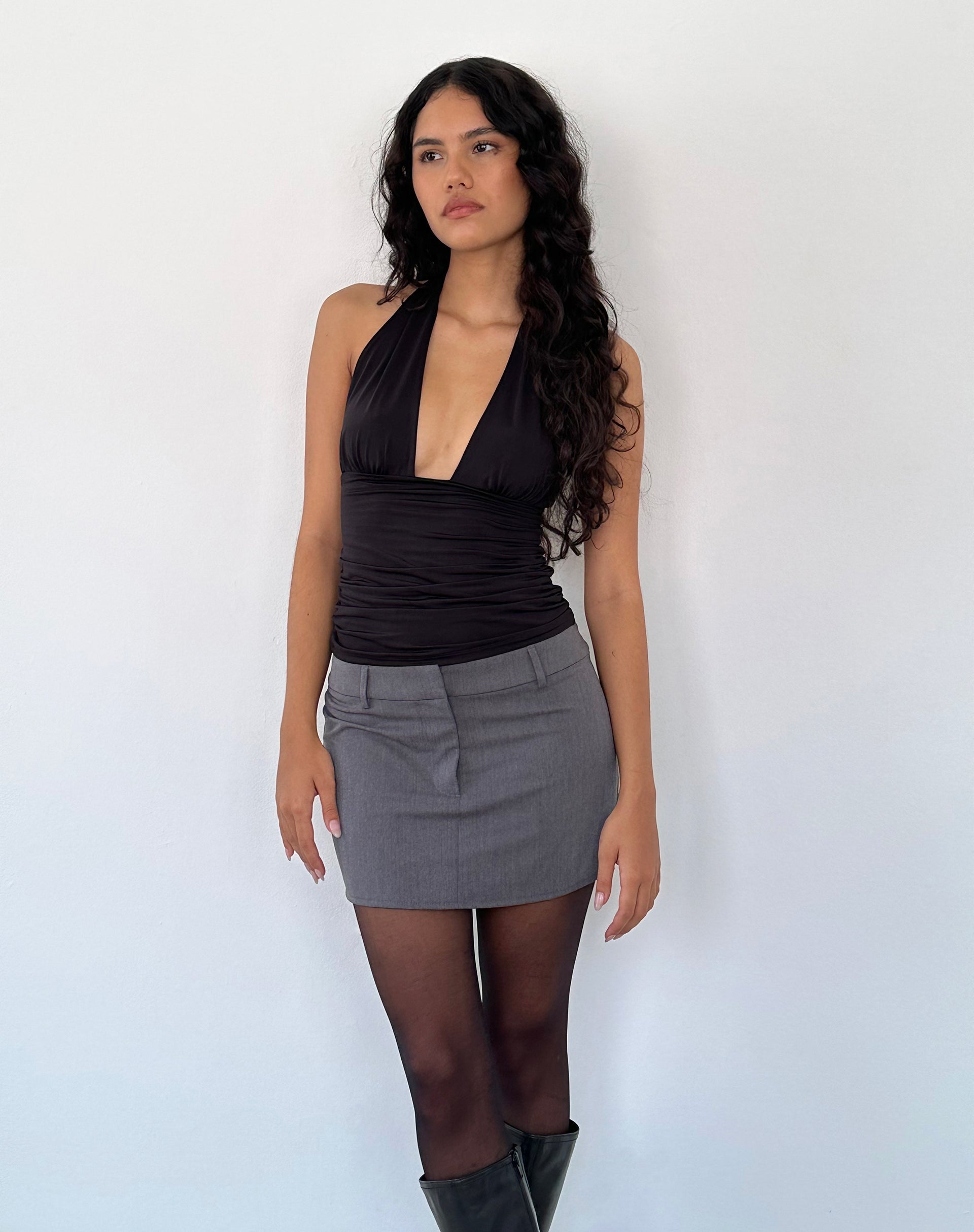 Bild von Cosimo Plunge Neckholder Top in Schwarz Slinky