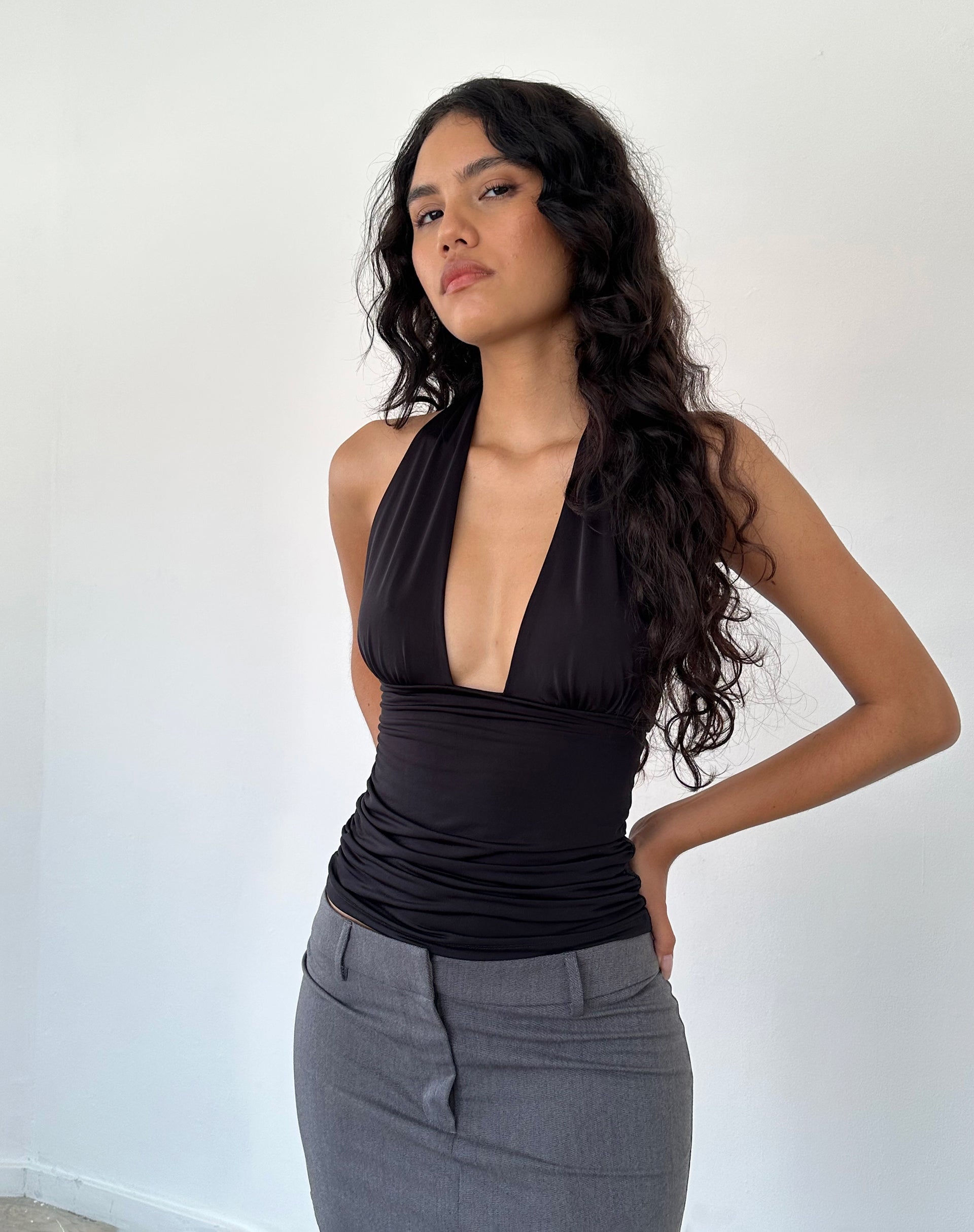 Bild von Cosimo Plunge Neckholder Top in Schwarz Slinky