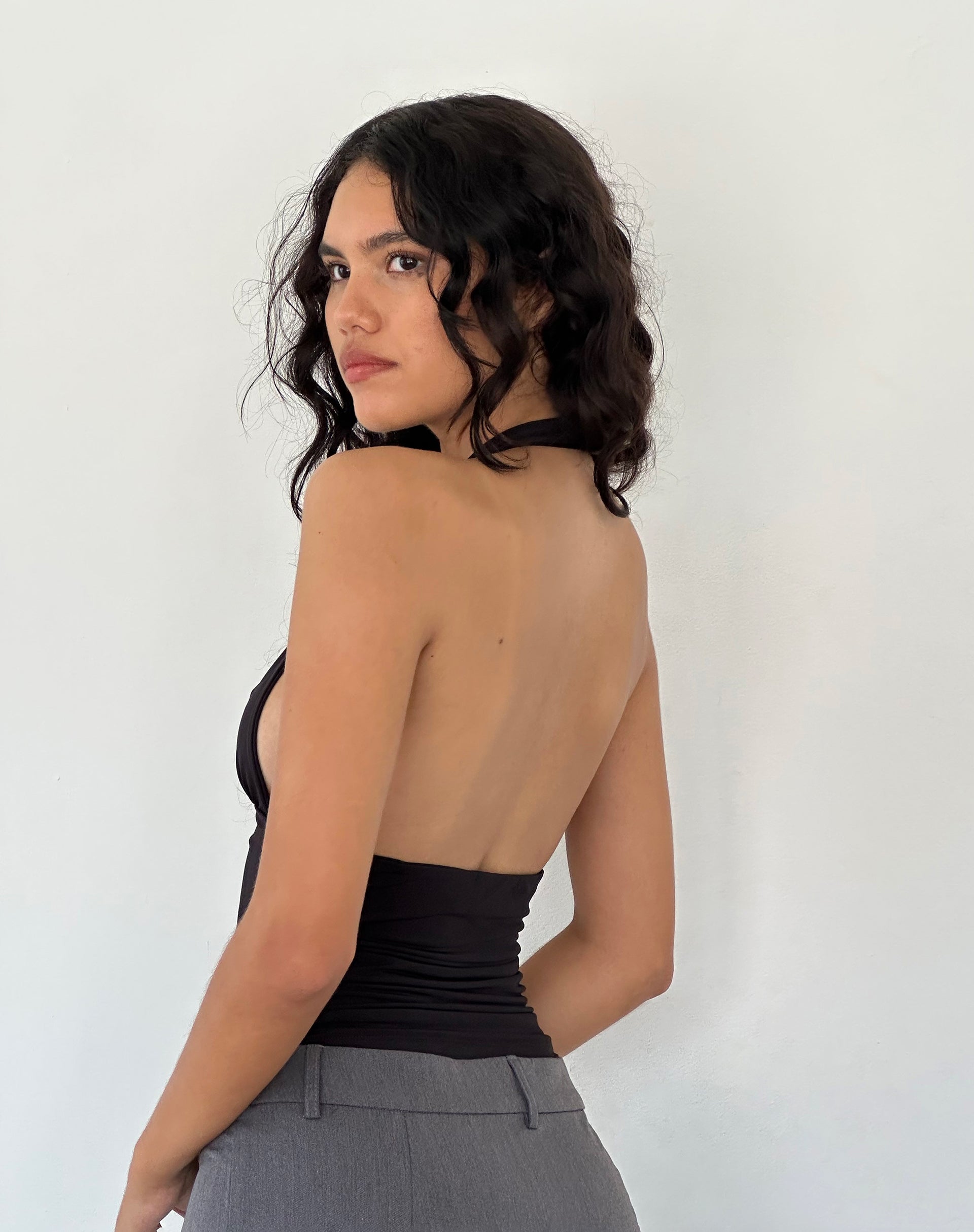 Bild von Cosimo Plunge Neckholder Top in Schwarz Slinky