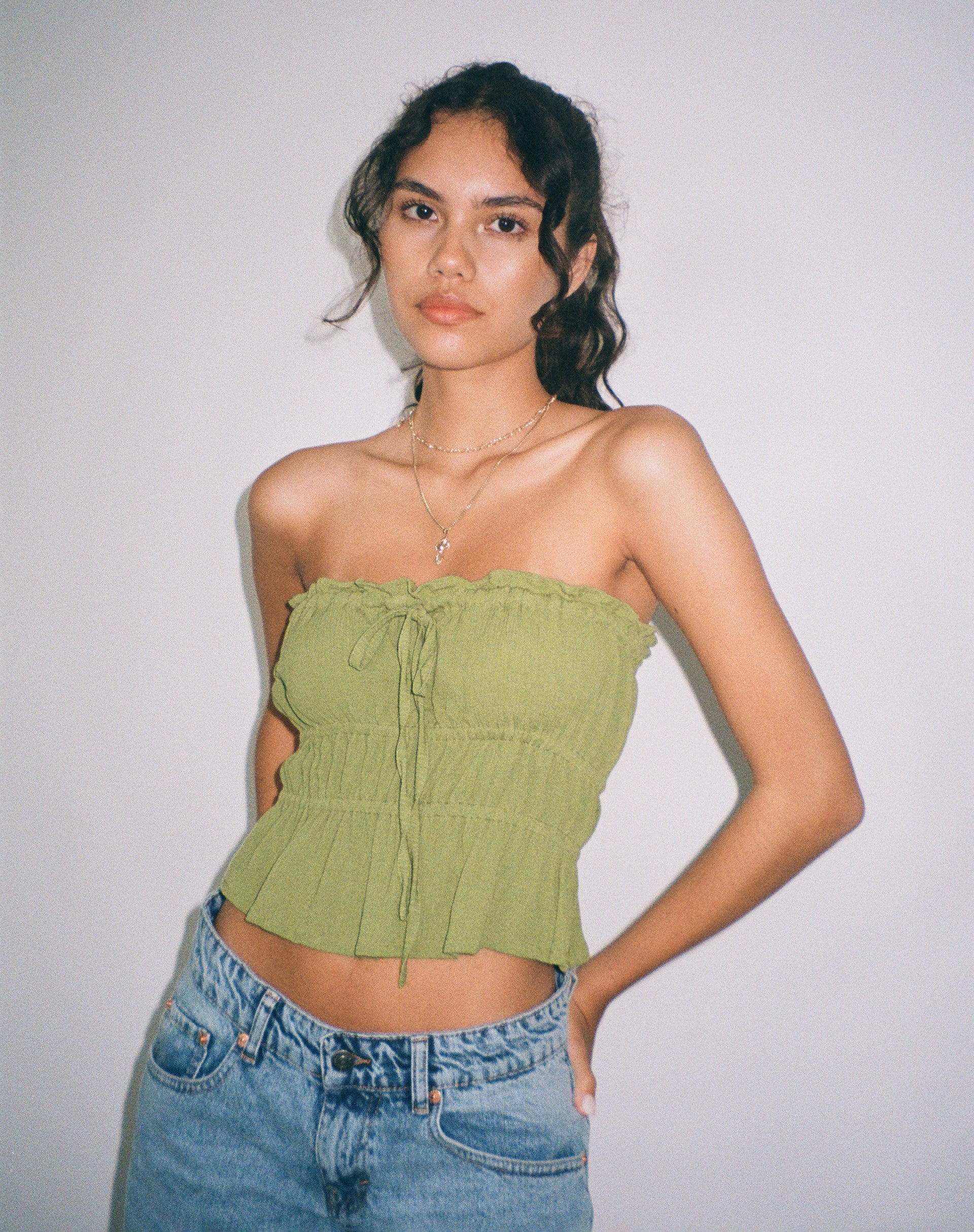 Image of Cove Bandeau-Top in Crinkle Grün Sweet Pea