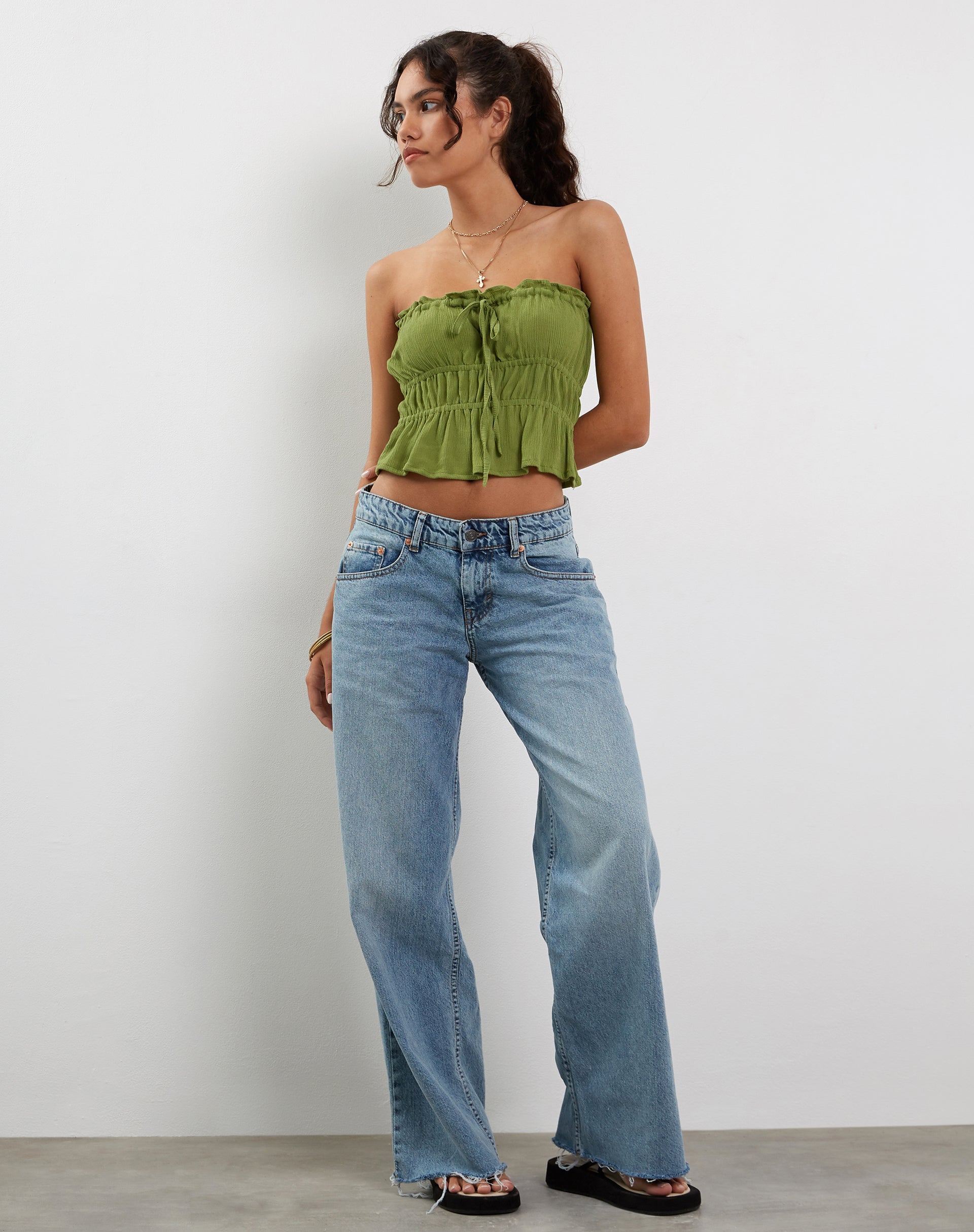 Image of Cove Bandeau-Top in Crinkle Grün Sweet Pea