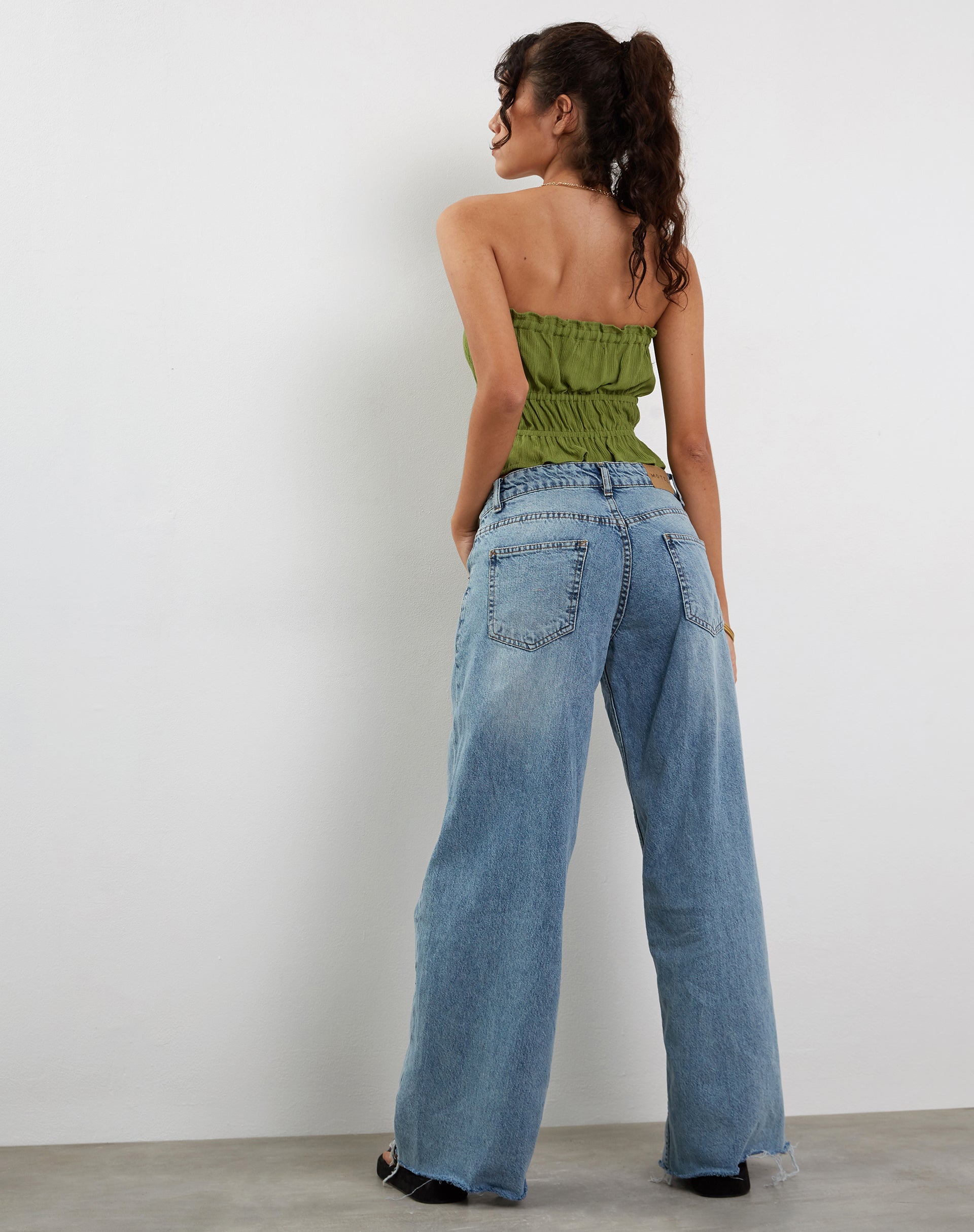 Image of Cove Bandeau-Top in Crinkle Grün Sweet Pea