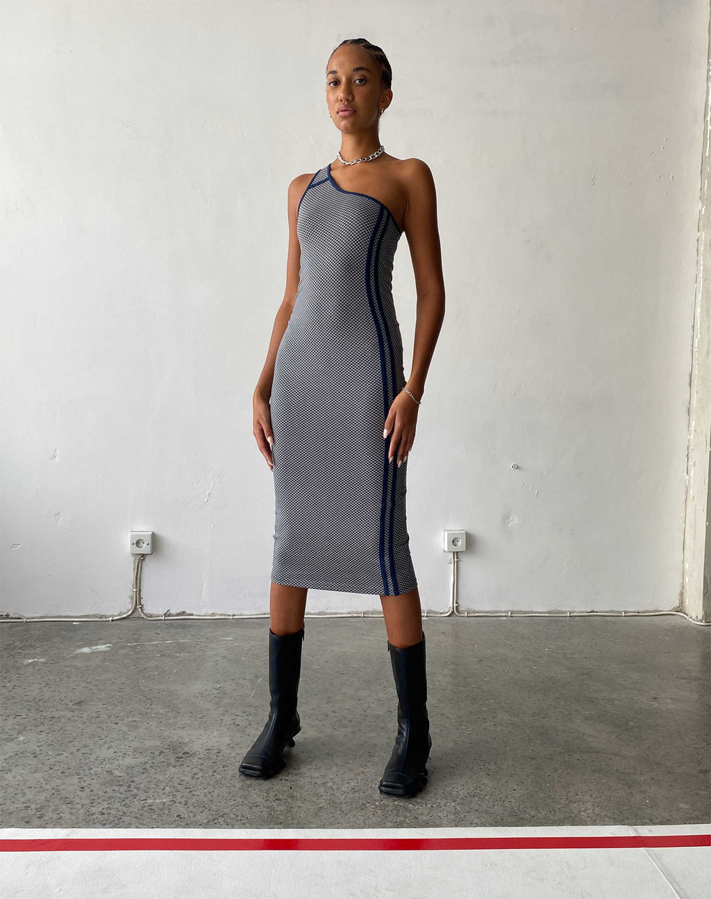 Cresida One Shoulder Midikleid in Grau Navy Sportlicher Micro Spot