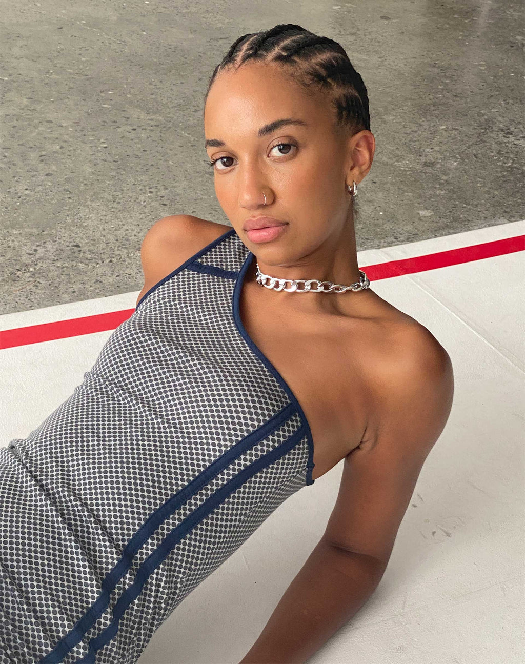 Cresida One Shoulder Midikleid in Grau Navy Sportlicher Micro Spot