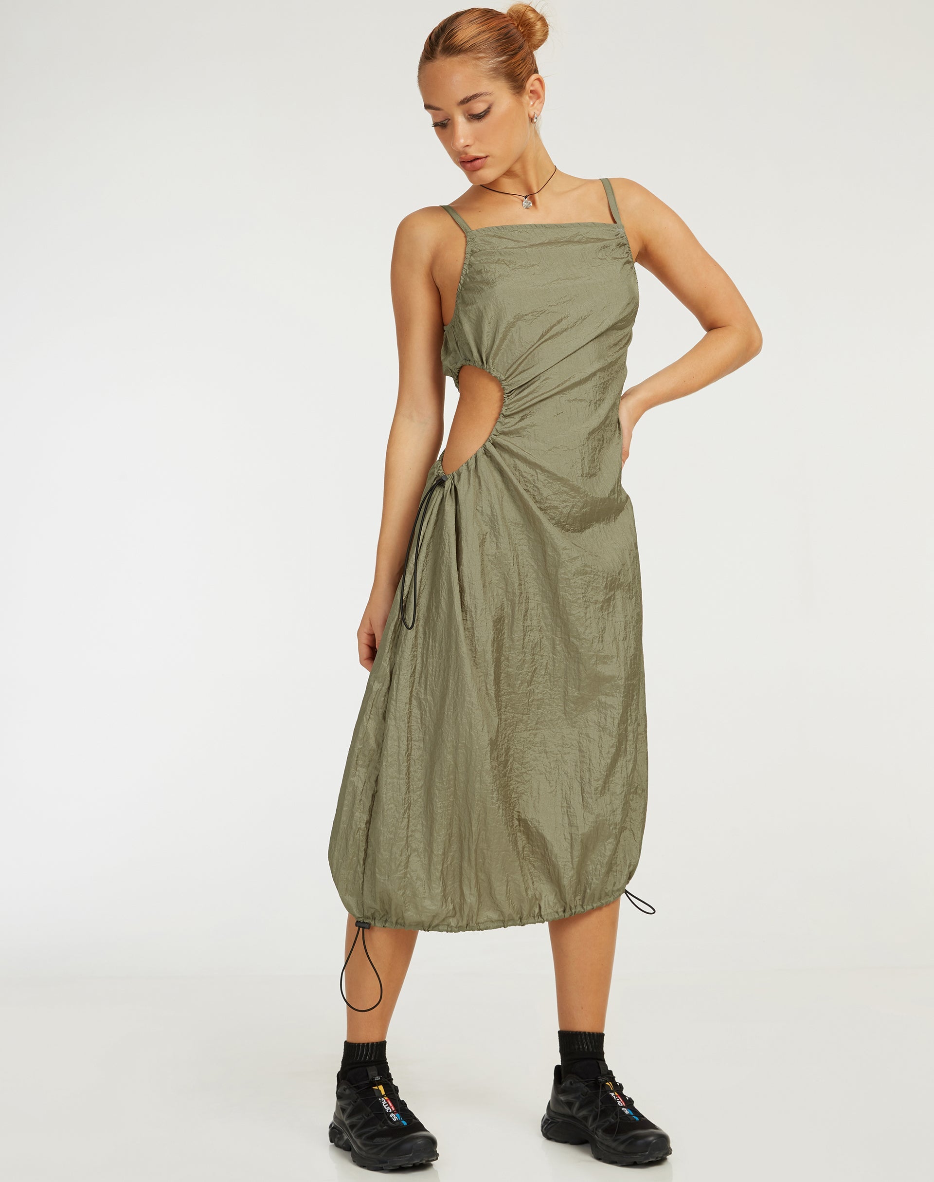 Bild von Daichi Cut Out Midikleid in Silbergrün