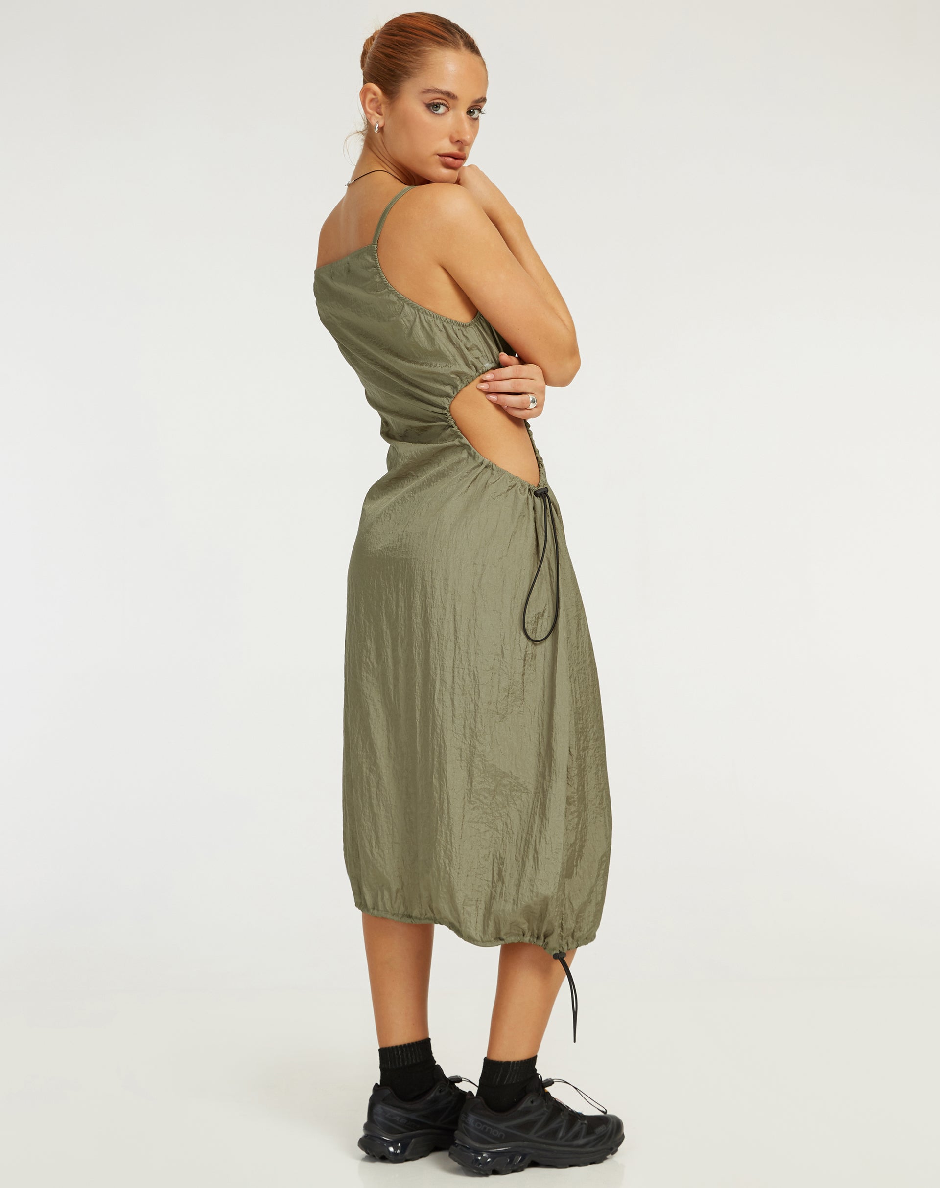 Bild von Daichi Cut Out Midikleid in Silbergrün