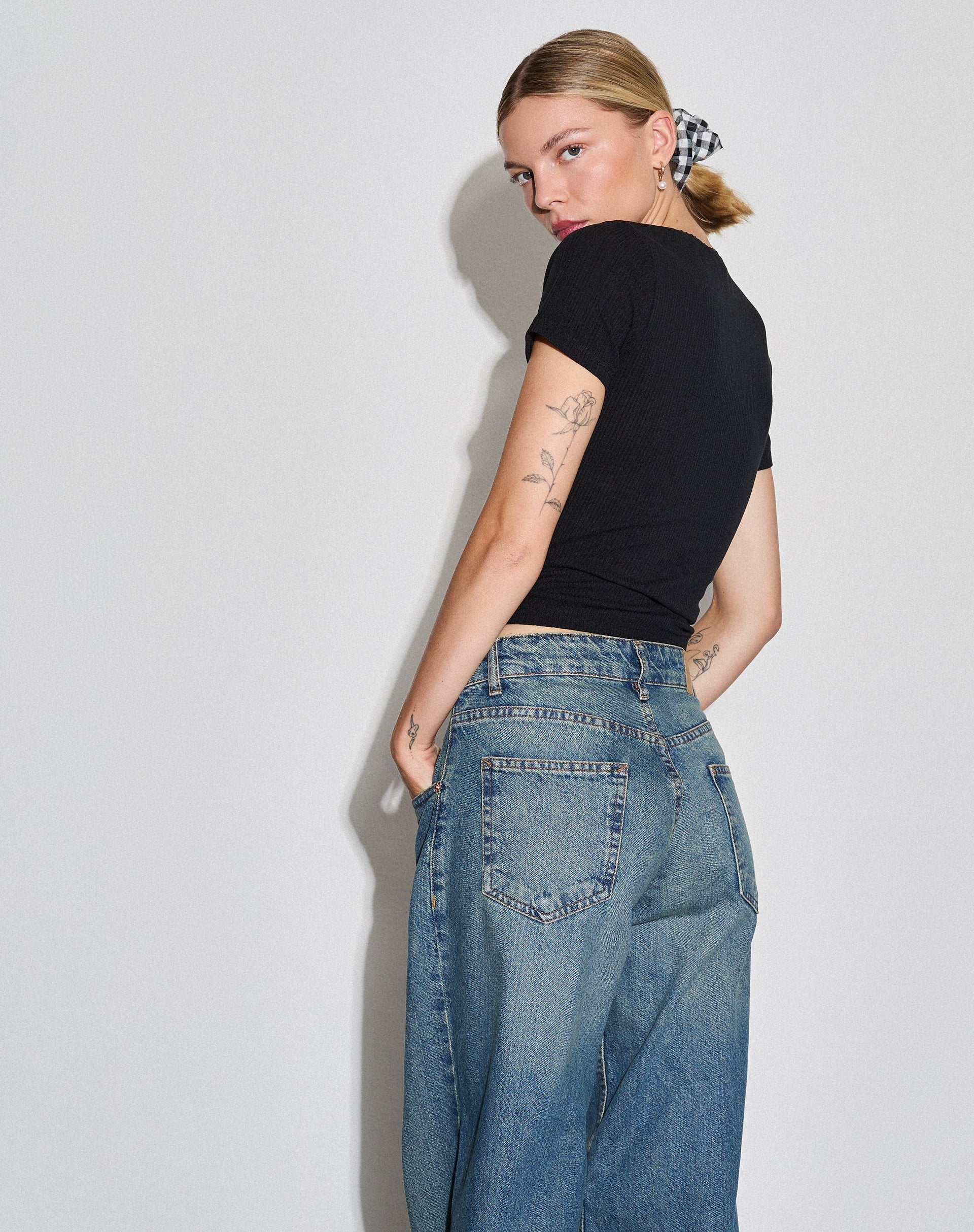 Bild von Dakota Cropped Tee in Schwarz