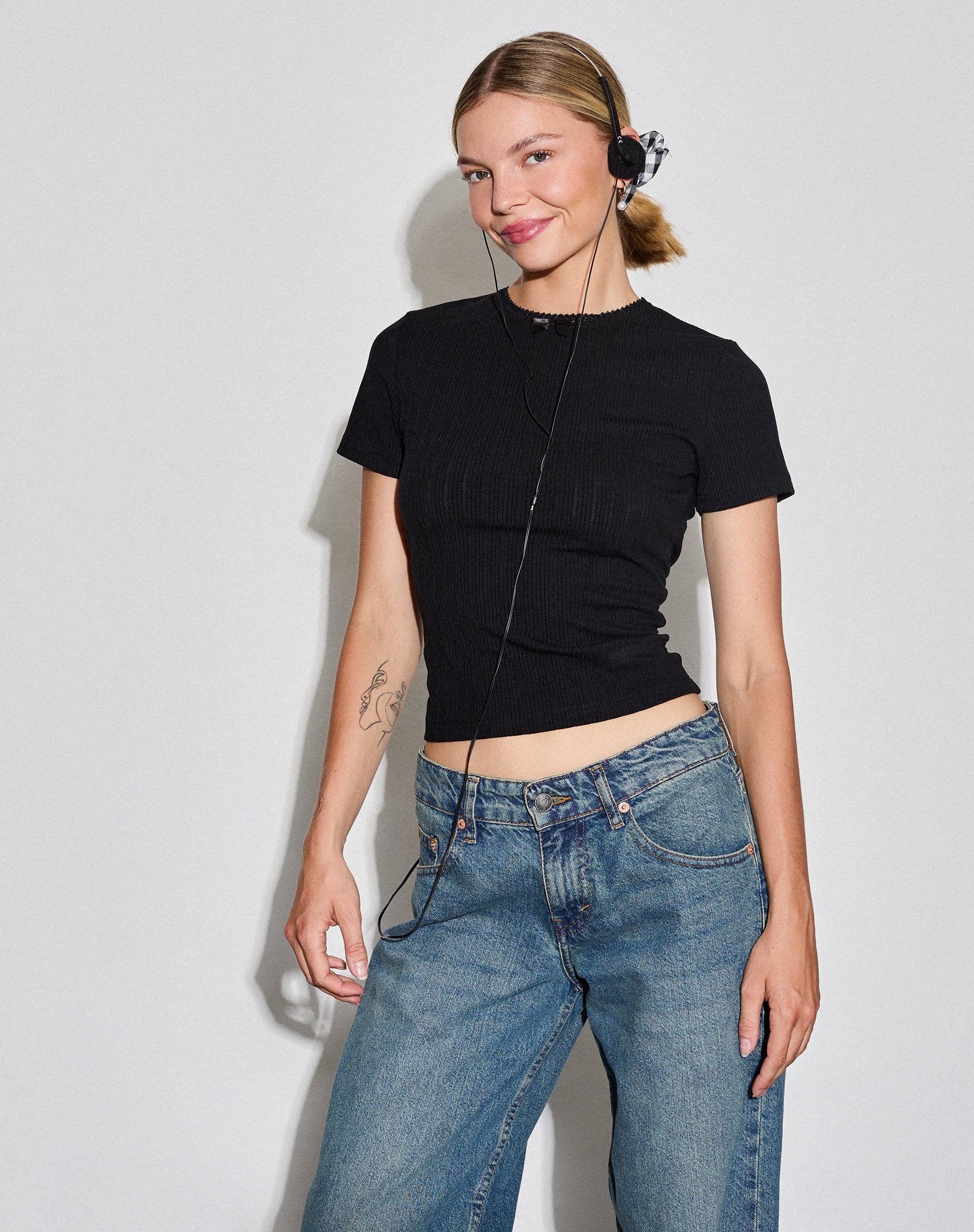 Bild von Dakota Cropped Tee in Schwarz