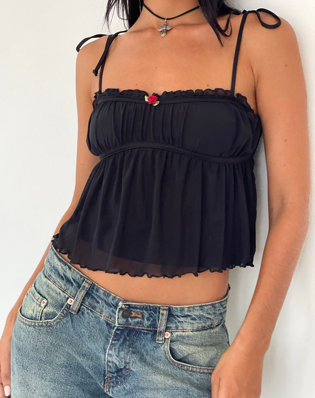 Damaris Cami Top in Schwarz mit schwarzer Bindung