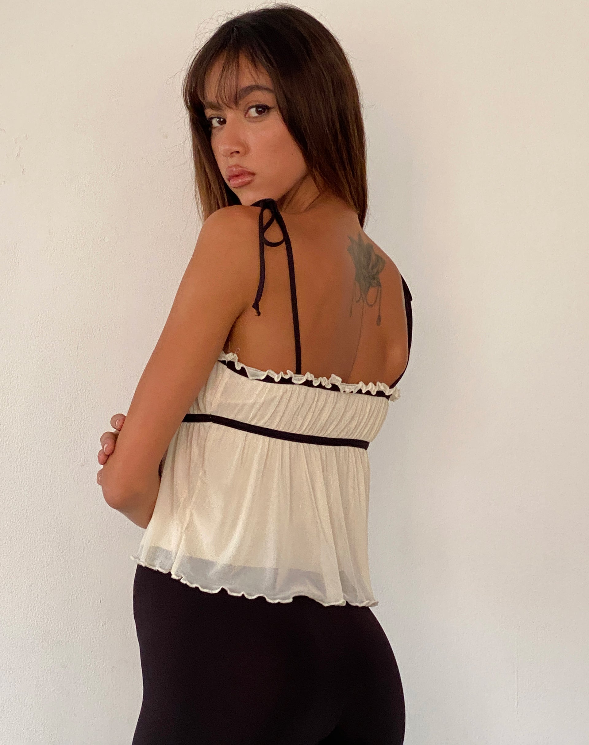 Image of Damaris Rüschen-Cami-Top in Creme mit schwarzer Schleife in der Mitte