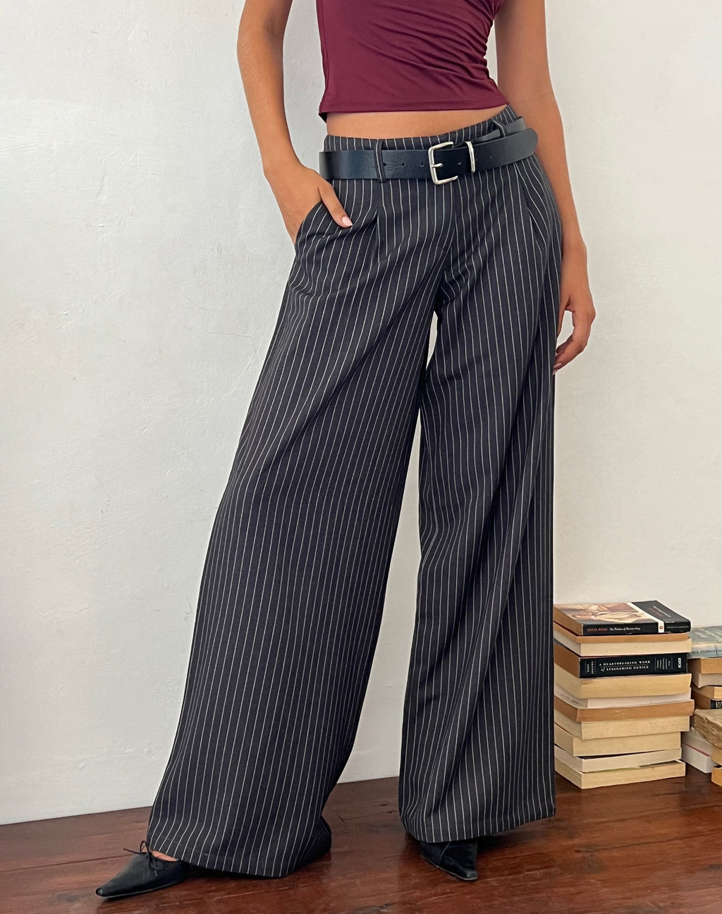 Sagawa Tailored Trouser in Dunkelgrau mit Nadelstreifen