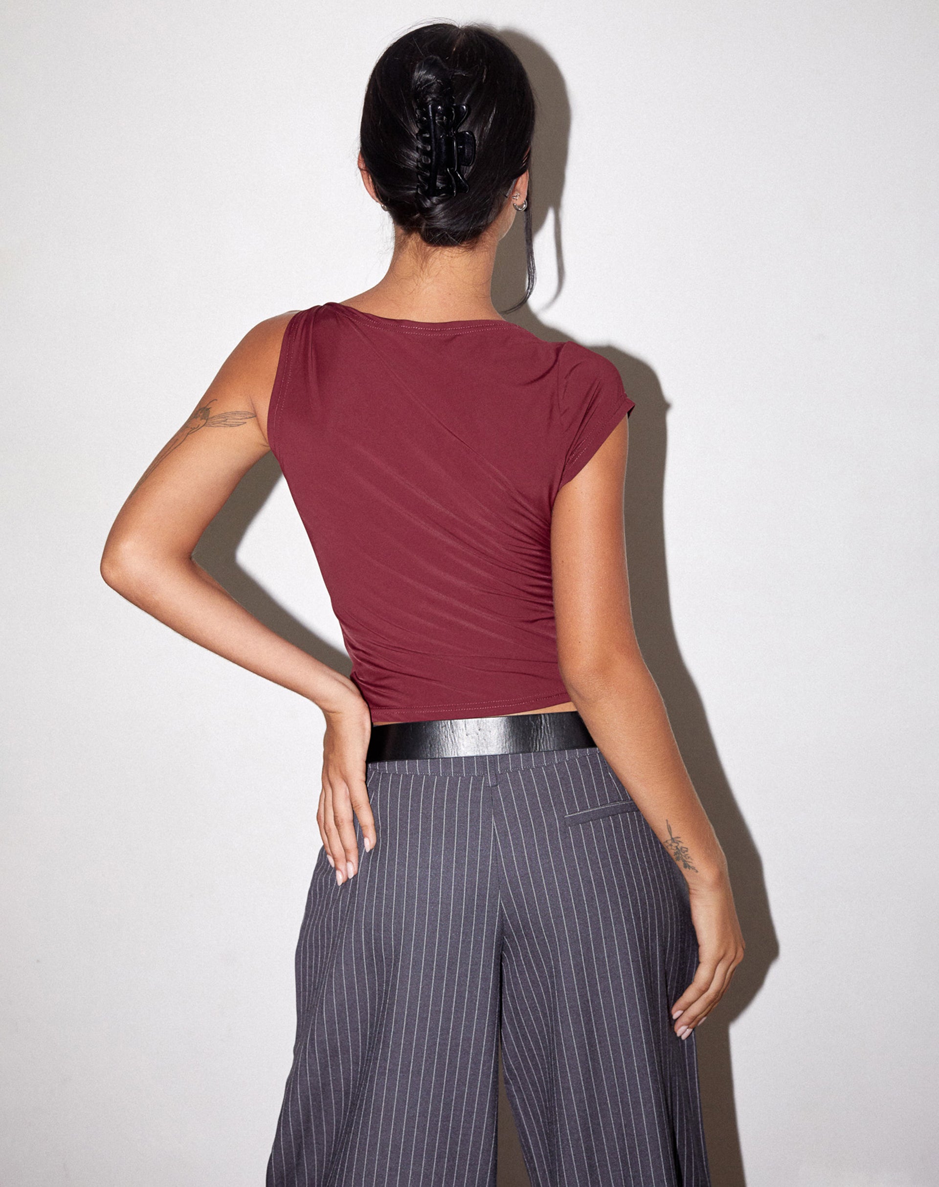 Bild von Dannas Twist Shoulder Top in Burgundy