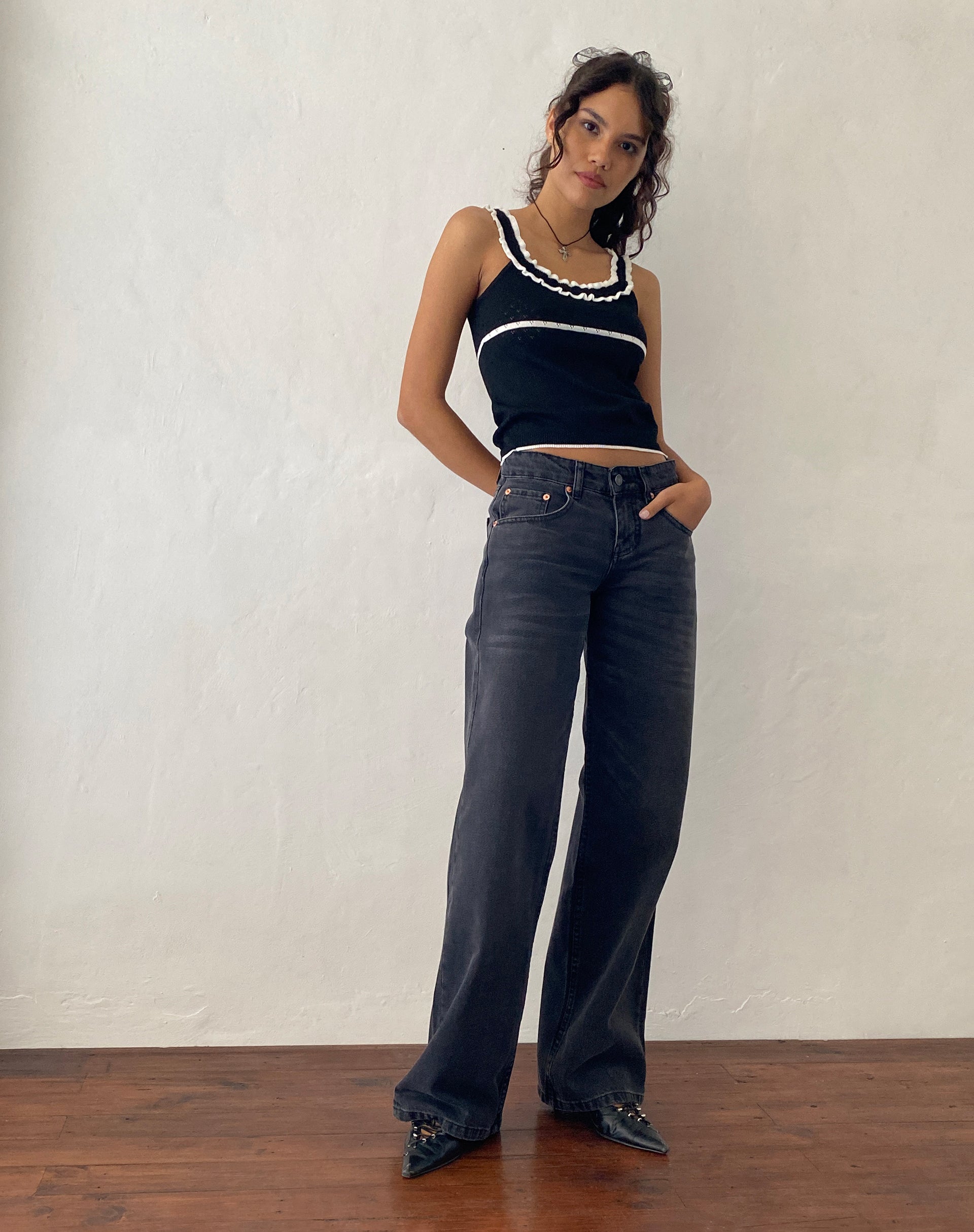 Image of Darcie Pointelle Top in Schwarz mit weißer Spitze
