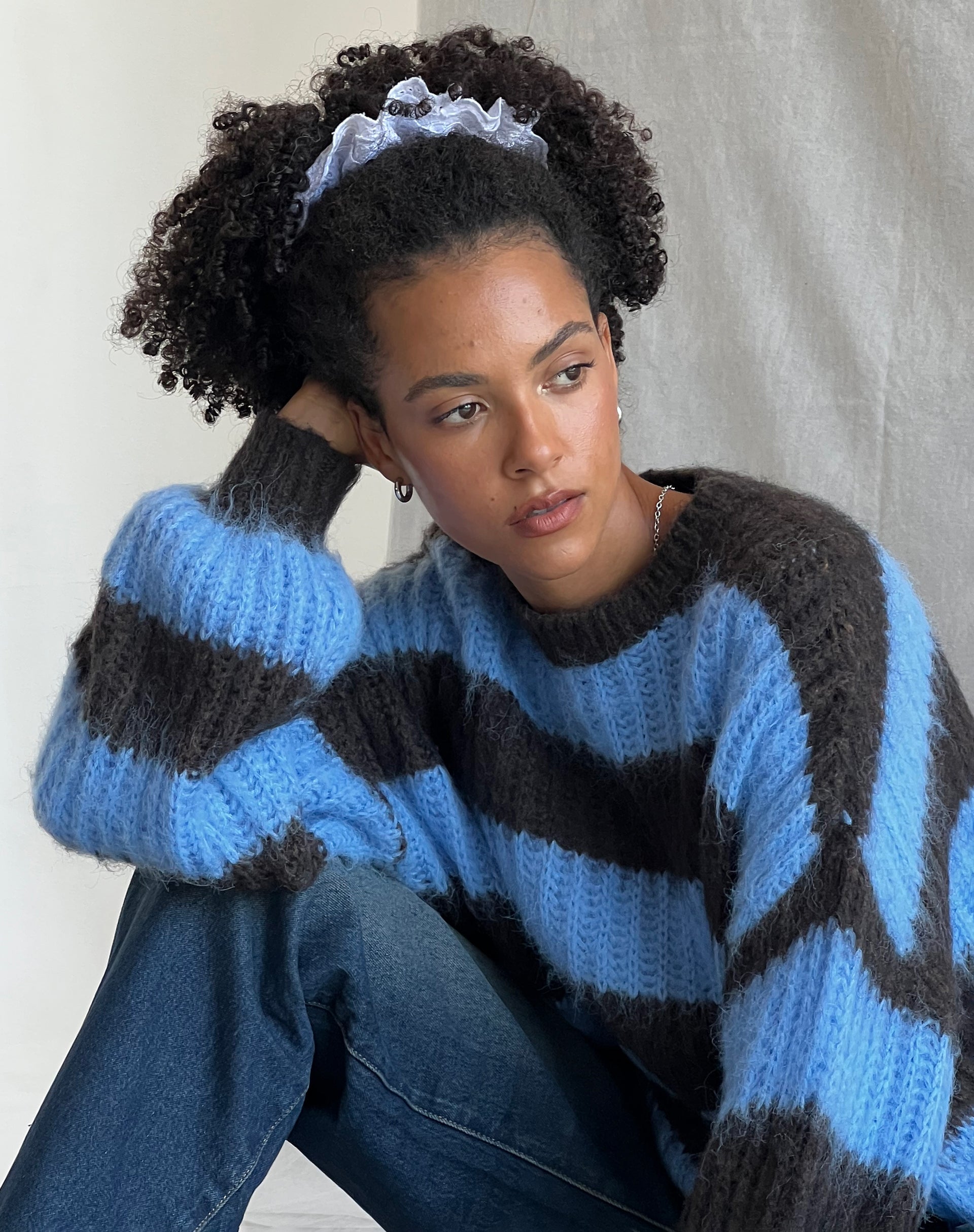 Image of Daren Gestrickter Pullover in Übergröße in Braun und Blau gestreift