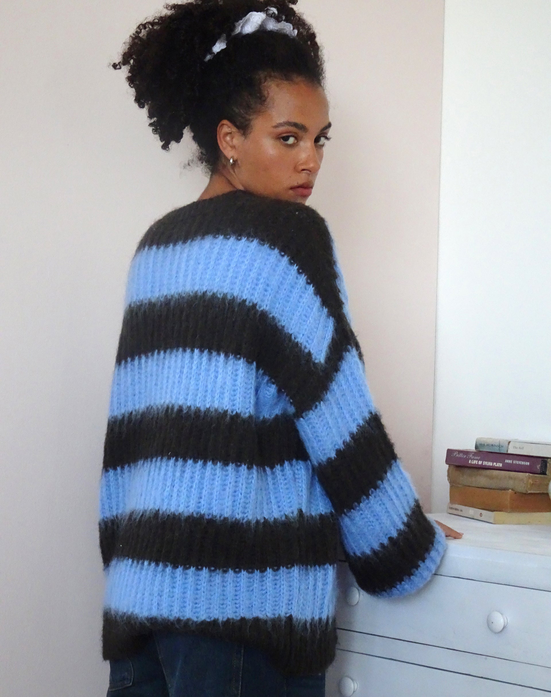Image of Daren Gestrickter Pullover in Übergröße in Braun und Blau gestreift