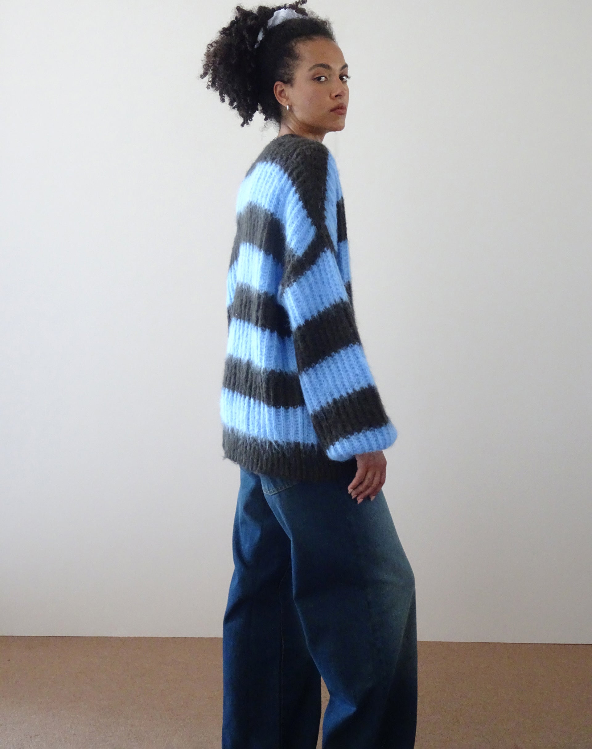 Image of Daren Gestrickter Pullover in Übergröße in Braun und Blau gestreift