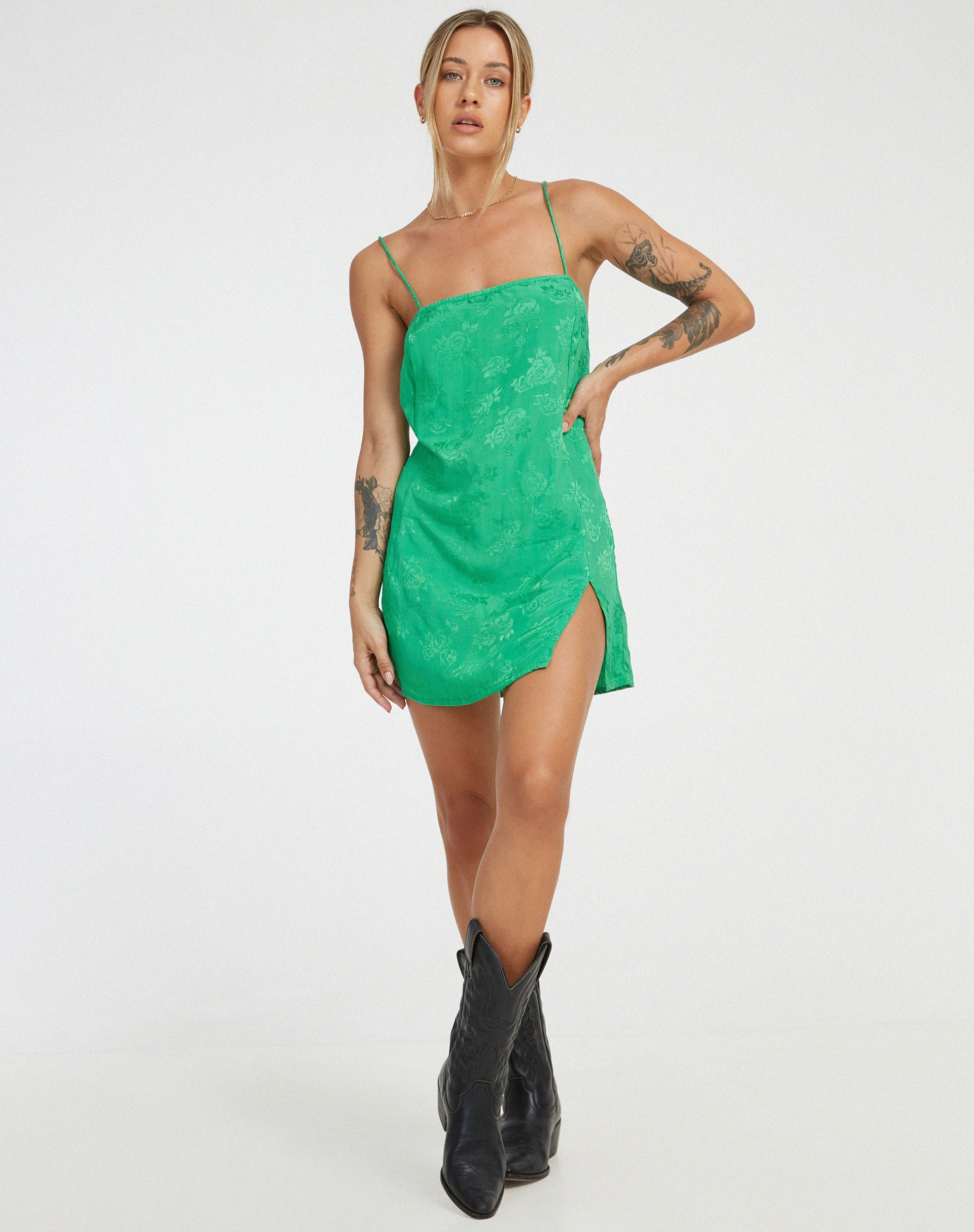 Abbildung des Datista Minikleids aus Satin Rose Jade Grün