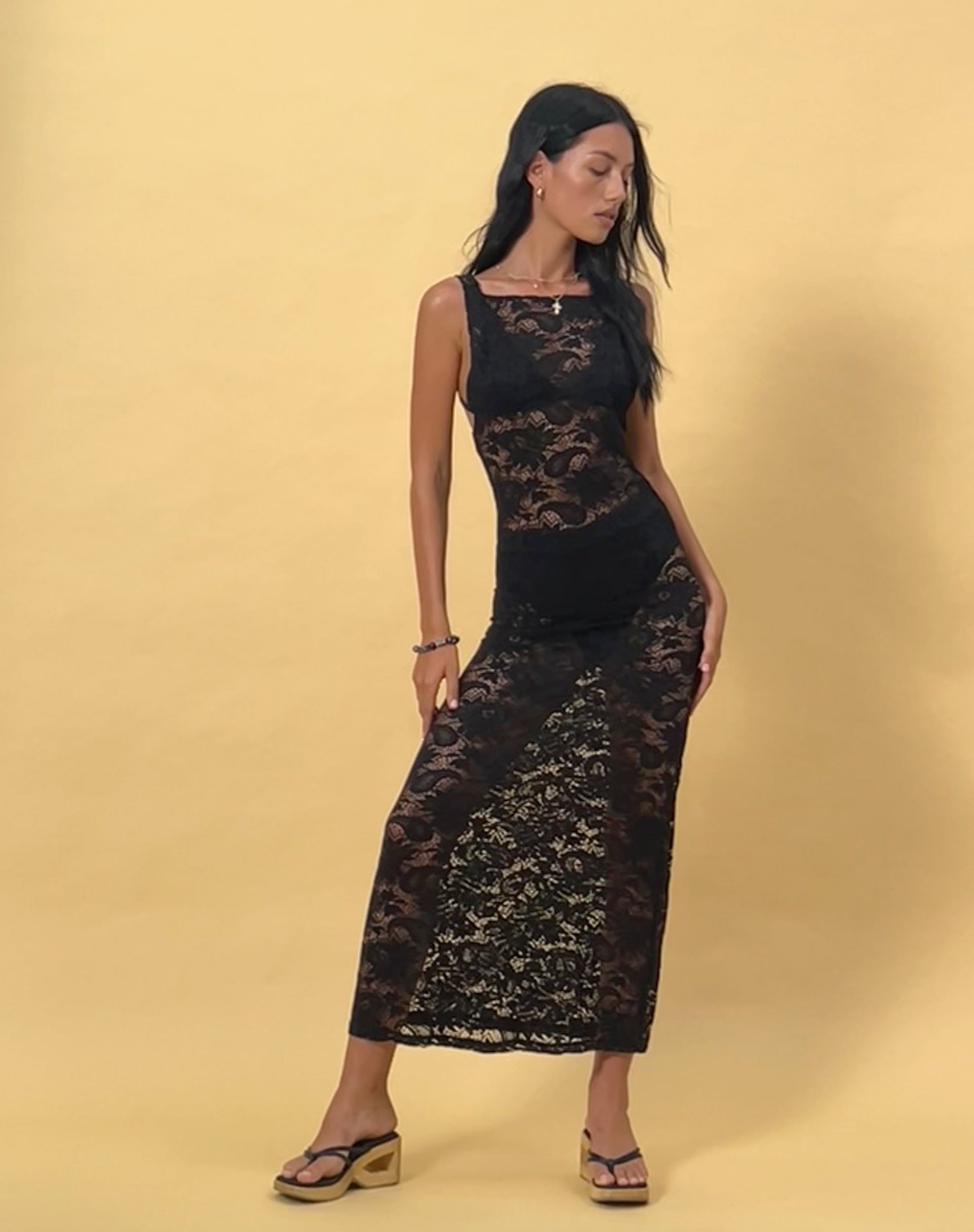 image pf Daudy Maxikleid aus schwarzer Spitze mit Rückenschnürung