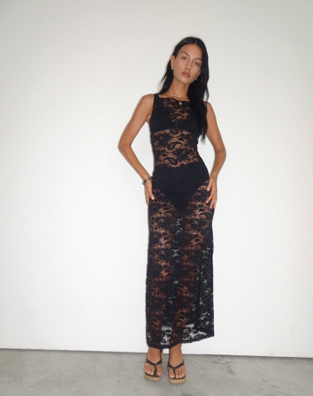 Daudy Maxikleid mit Schnürung und Spitze in Tiefschwarz