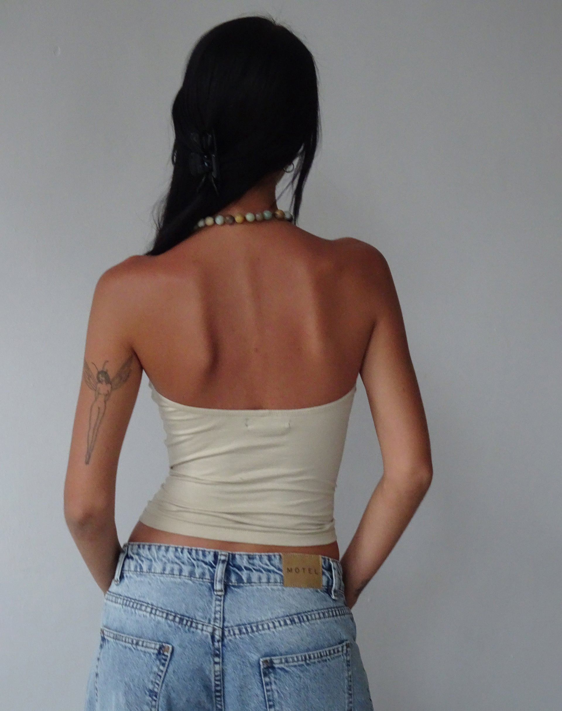 Bild von MOTEL X JACQUIE Dayu Bandeau Crop Top in Coconut Milk