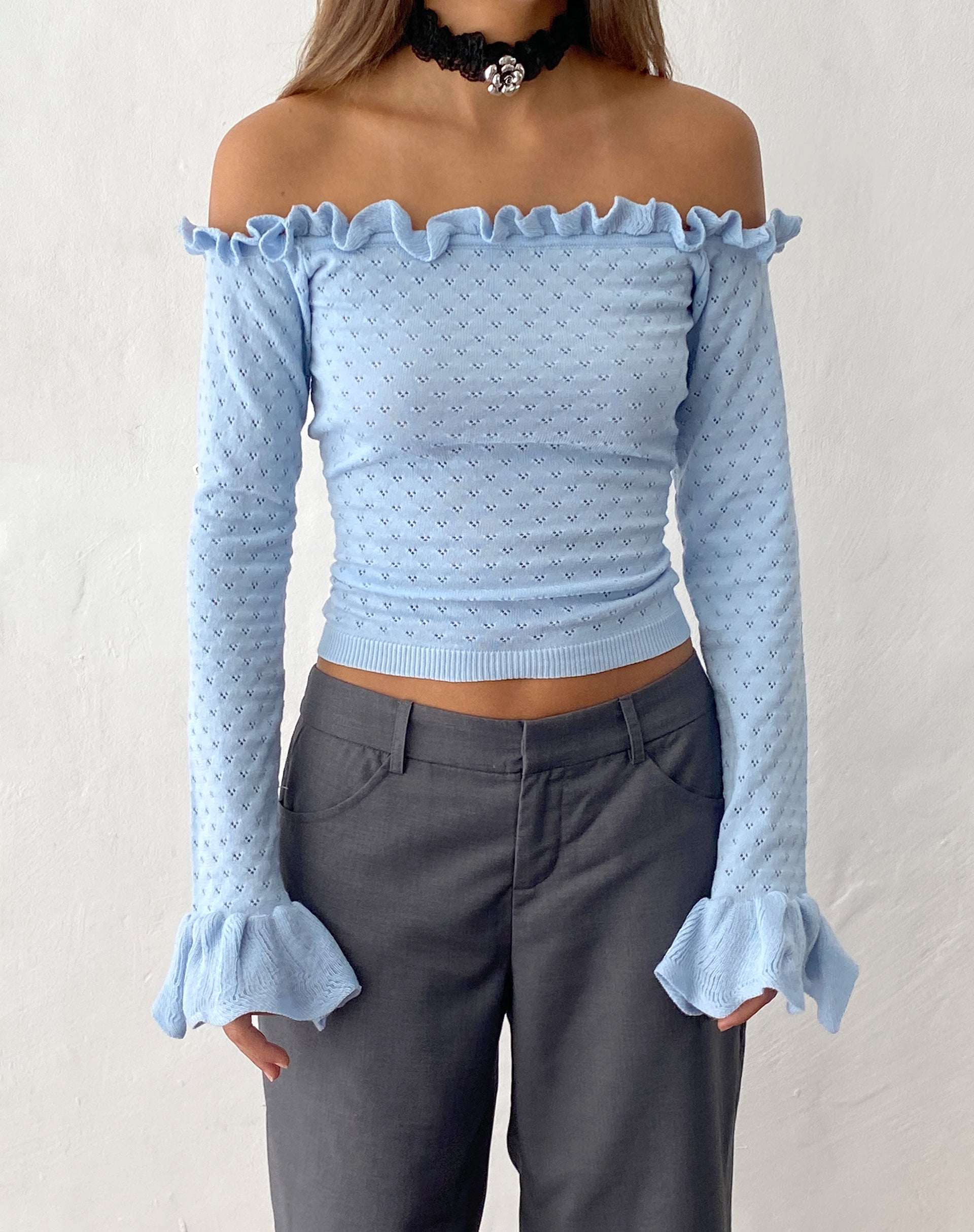 Bild von Delaney Gestrickte Rüsche Bardot Top in Baby Blau