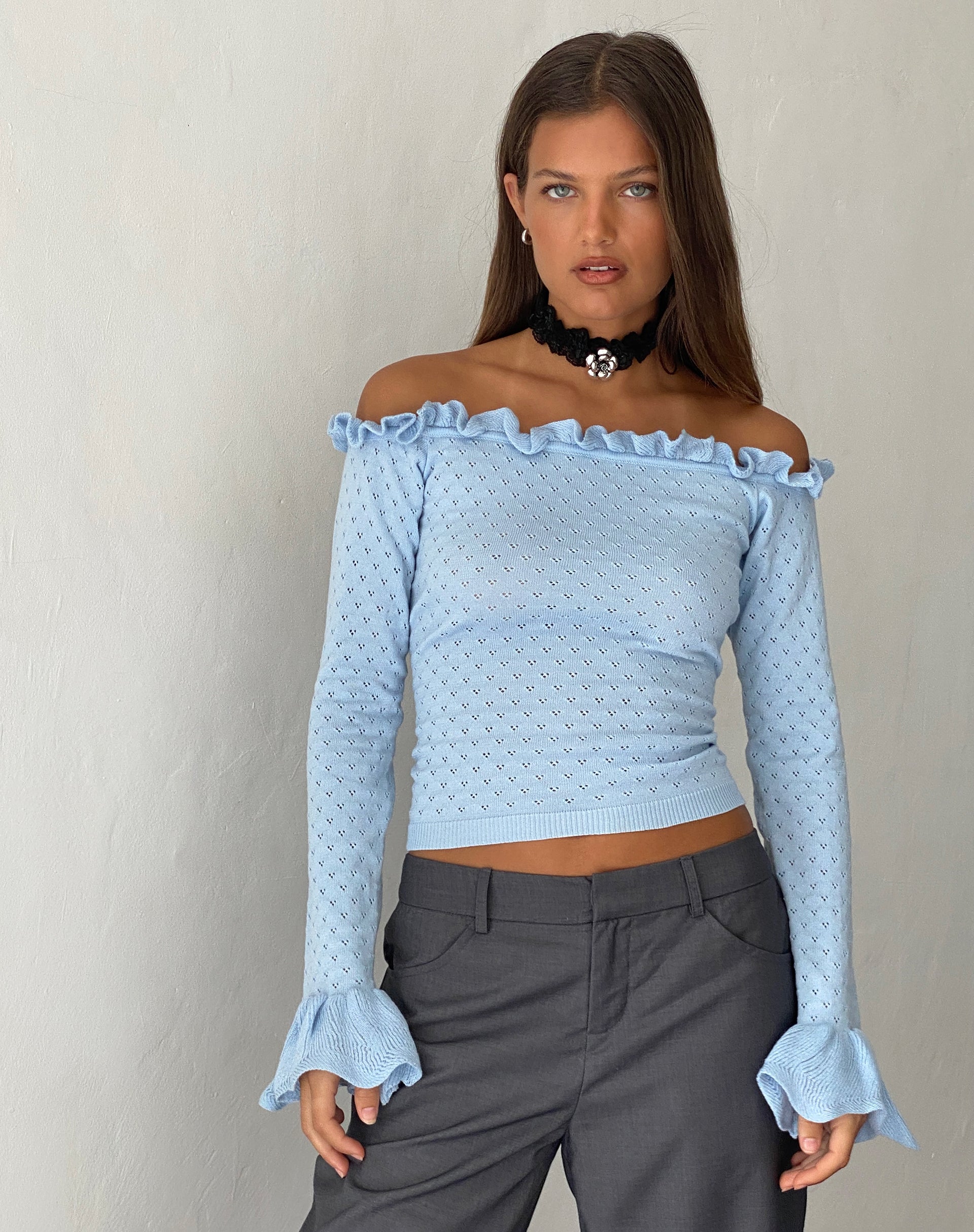 Bild von Delaney Gestrickte Rüsche Bardot Top in Baby Blau