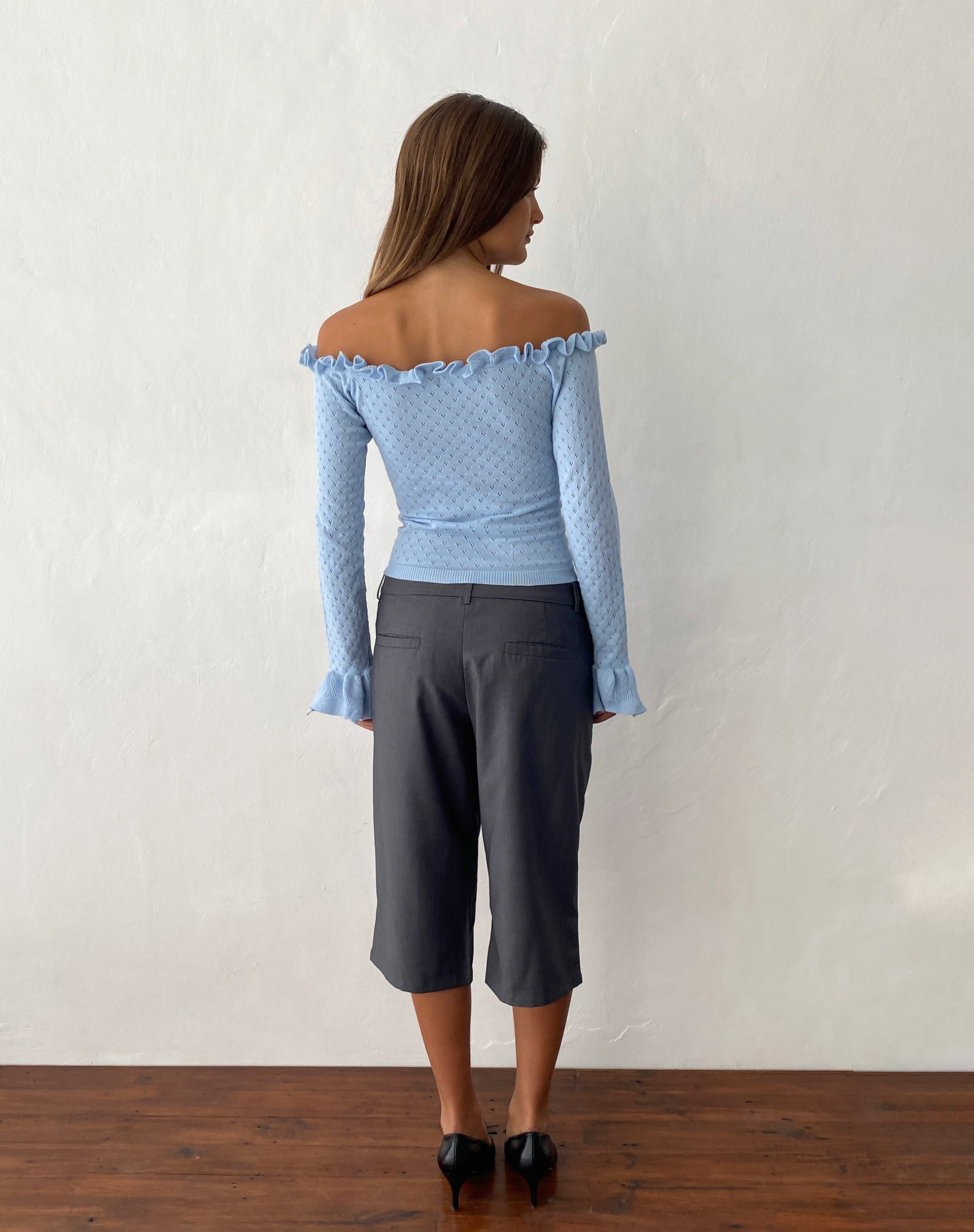 Bild von Delaney Gestrickte Rüsche Bardot Top in Baby Blau
