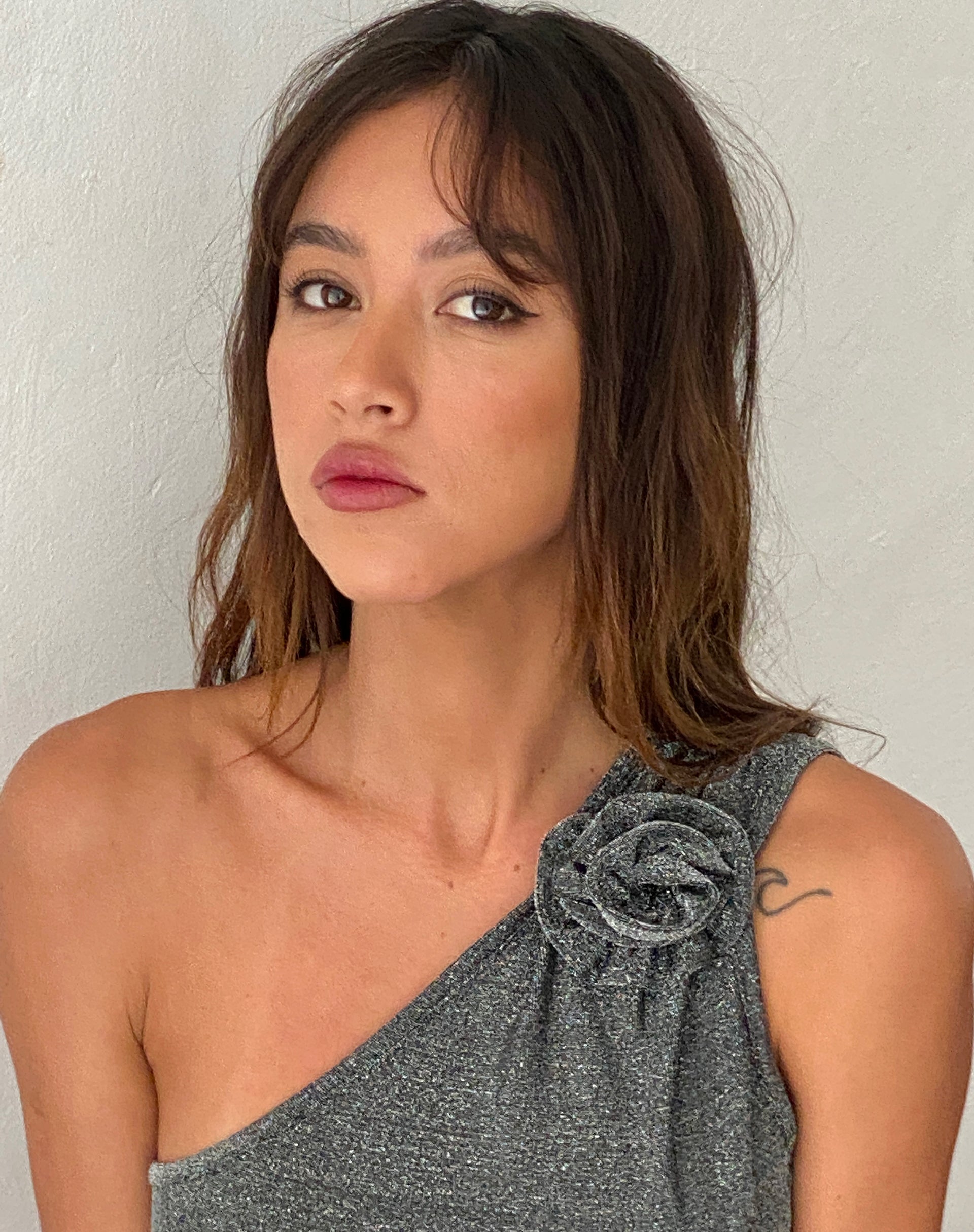 Image of Derse One Shoulder Top in Silber mit Rosette