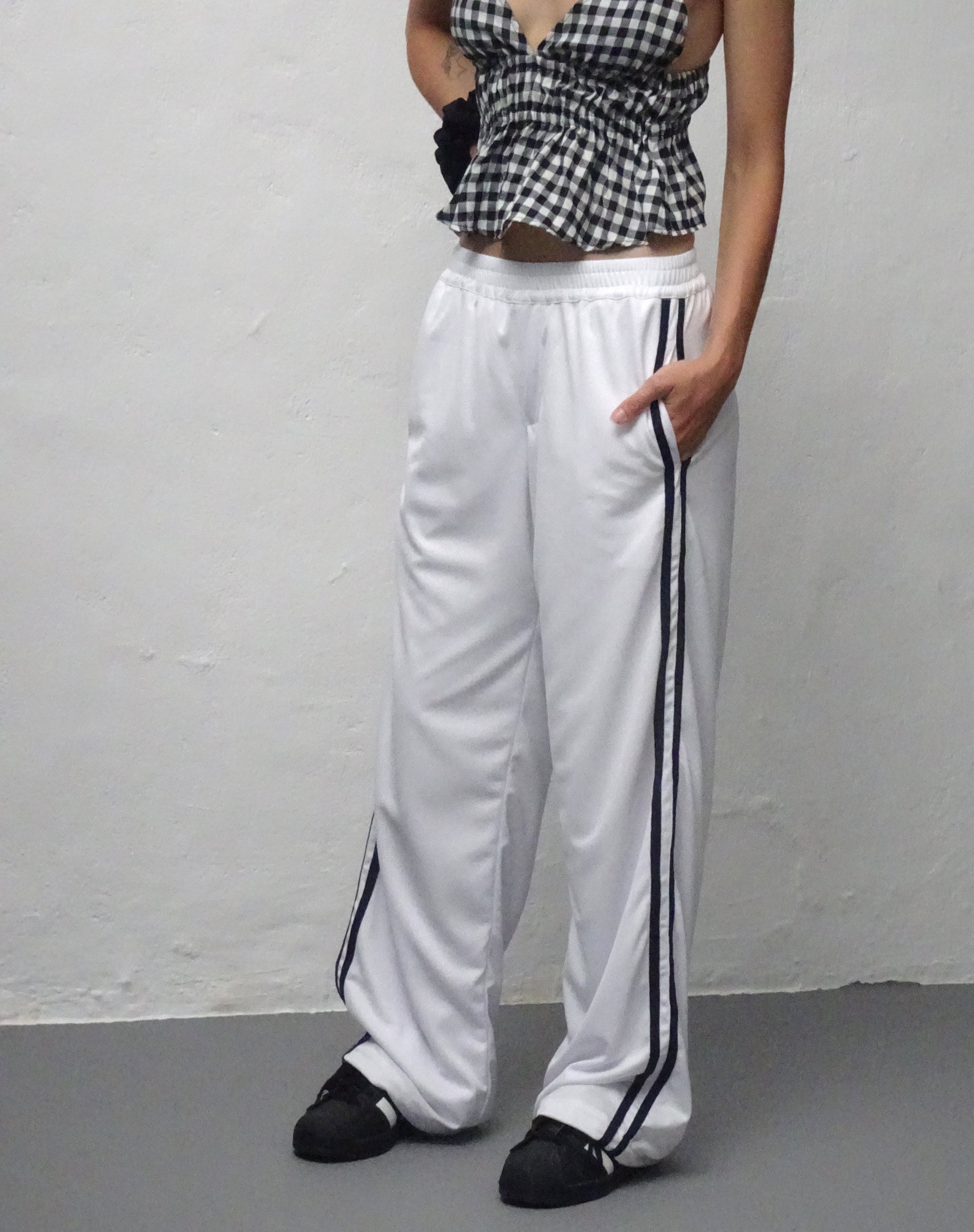 Image of Coze Jogger mit weitem Bein in Weiß mit Doppelstreifen in Marineblau