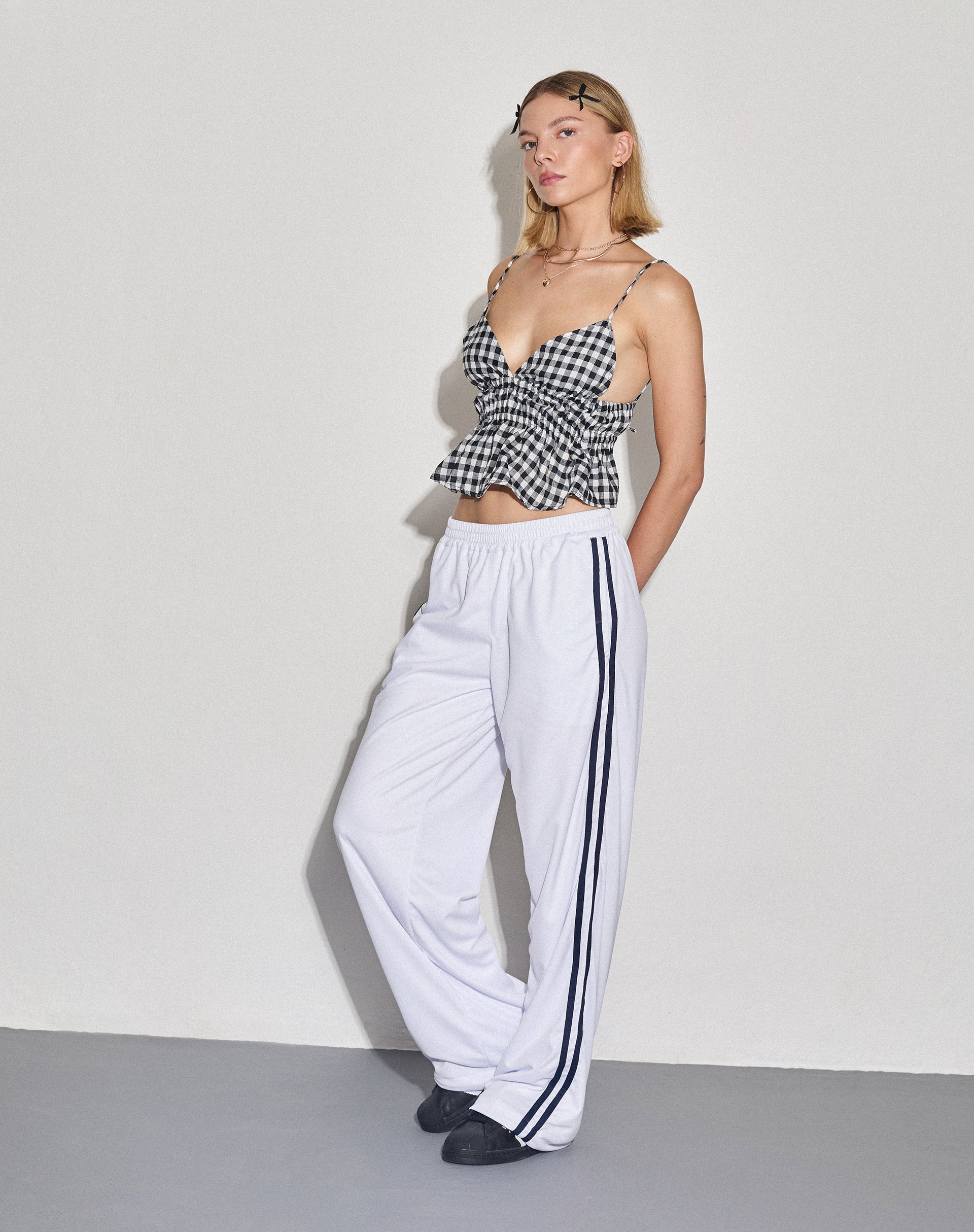 Image of Coze Jogger mit weitem Bein in Weiß mit Doppelstreifen in Marineblau