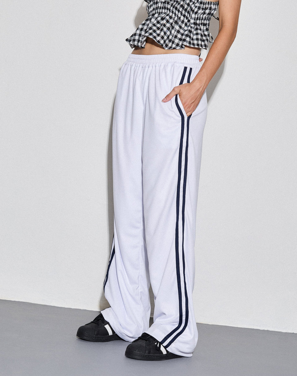Coze Jogger mit weitem Bein in Weiß mit Doppelstreifen in Navy
