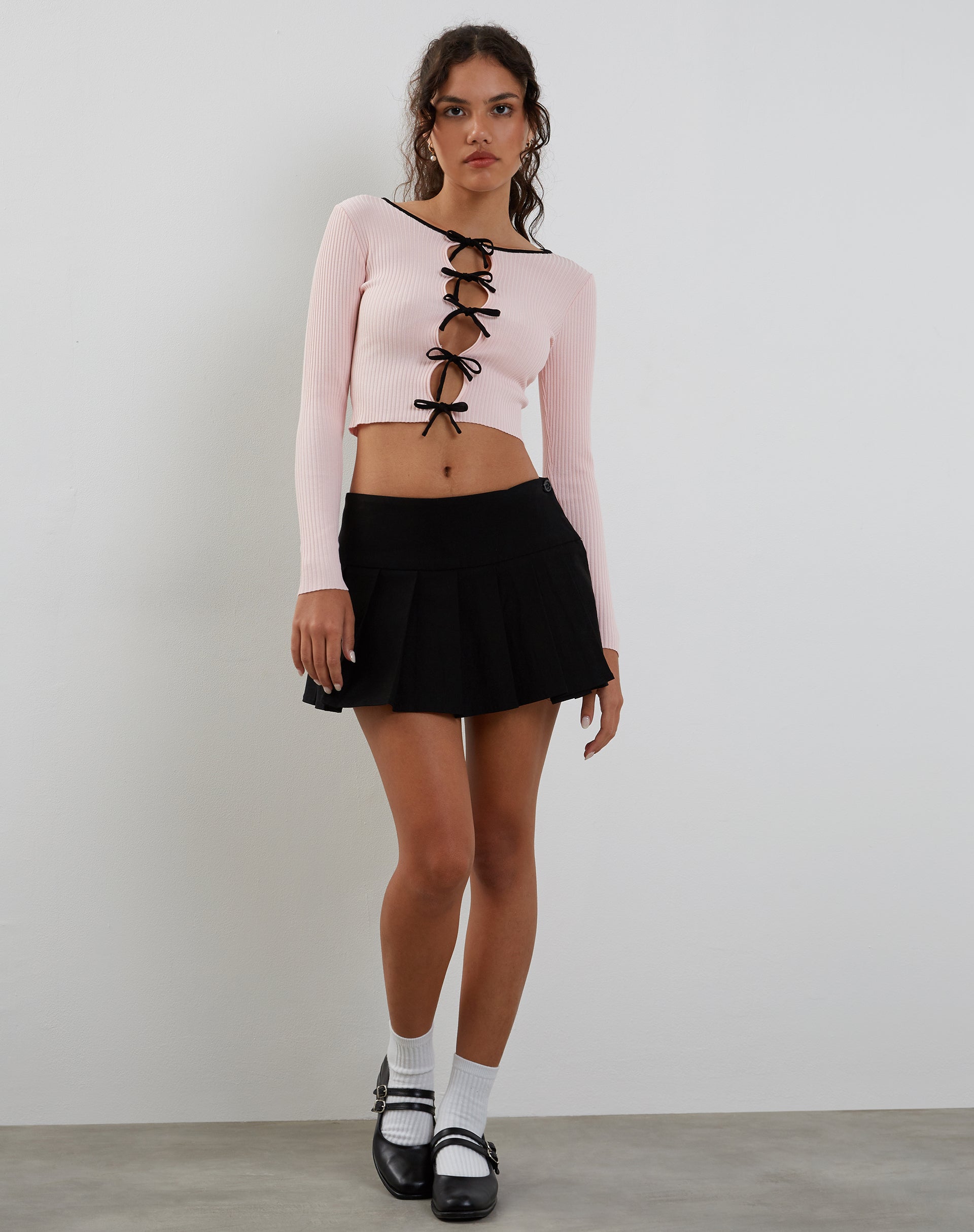 Image of Dipha Strickjacke in Blush Pink mit schwarzen Schleifen