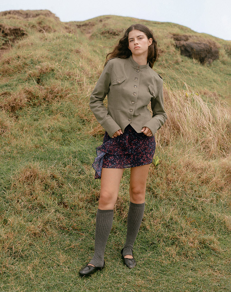 Bild von Naru Minirock aus Chiffon mit verstreuten Blumen in Schwarz und Rot