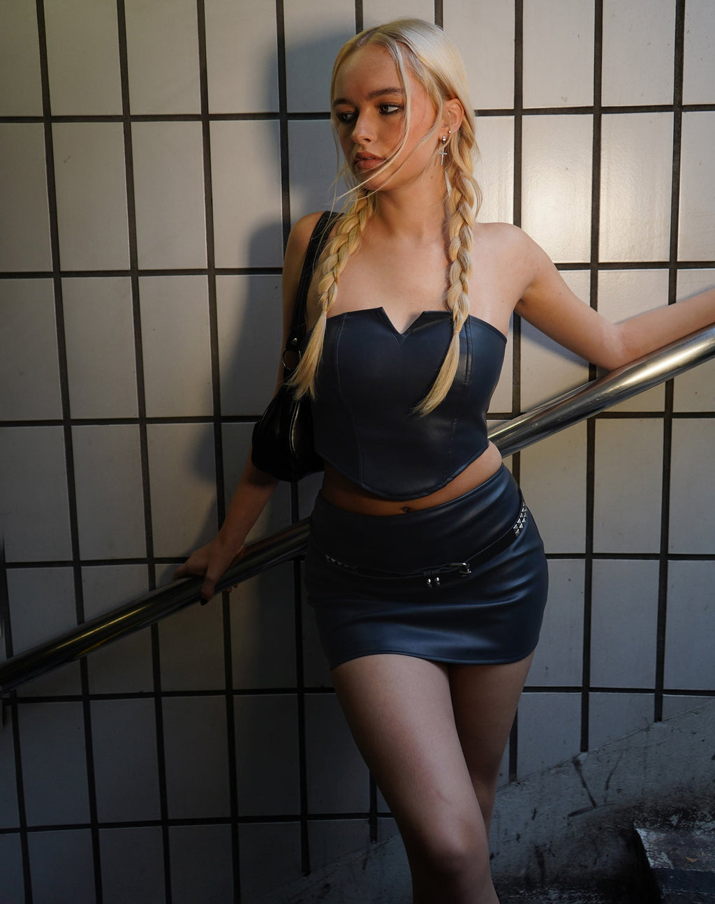 Ditya Trägerloses Crop Top aus PU Dark Navy
