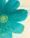 Buttermilch mit gemalter blauer Blume