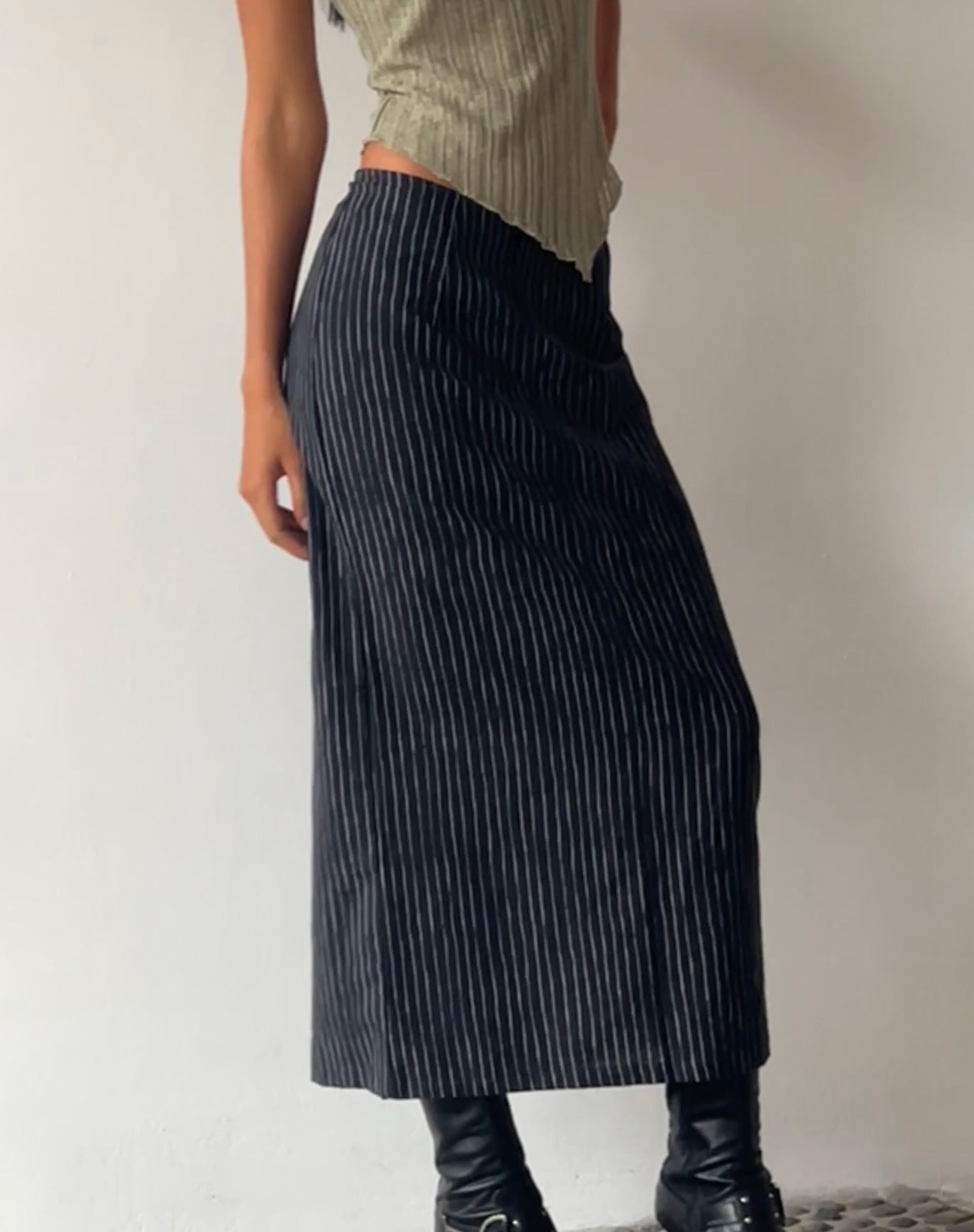 Bild von MOTEL X JACQUIE Duende Midirock in Sketchy Stripe Schwarz