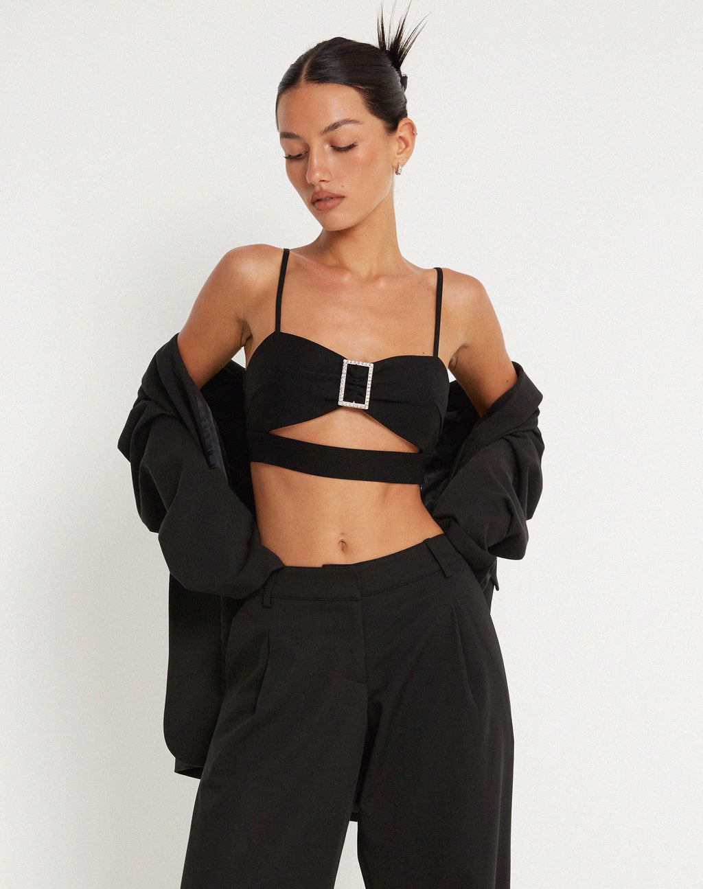 Elenia Crop Top mit Schnallendetail in Schwarz