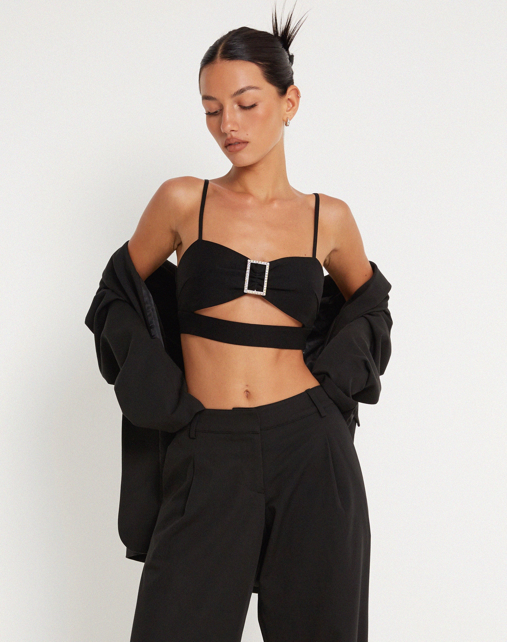 Bild von Elenia Crop Top mit Schnallendetail in Schwarz