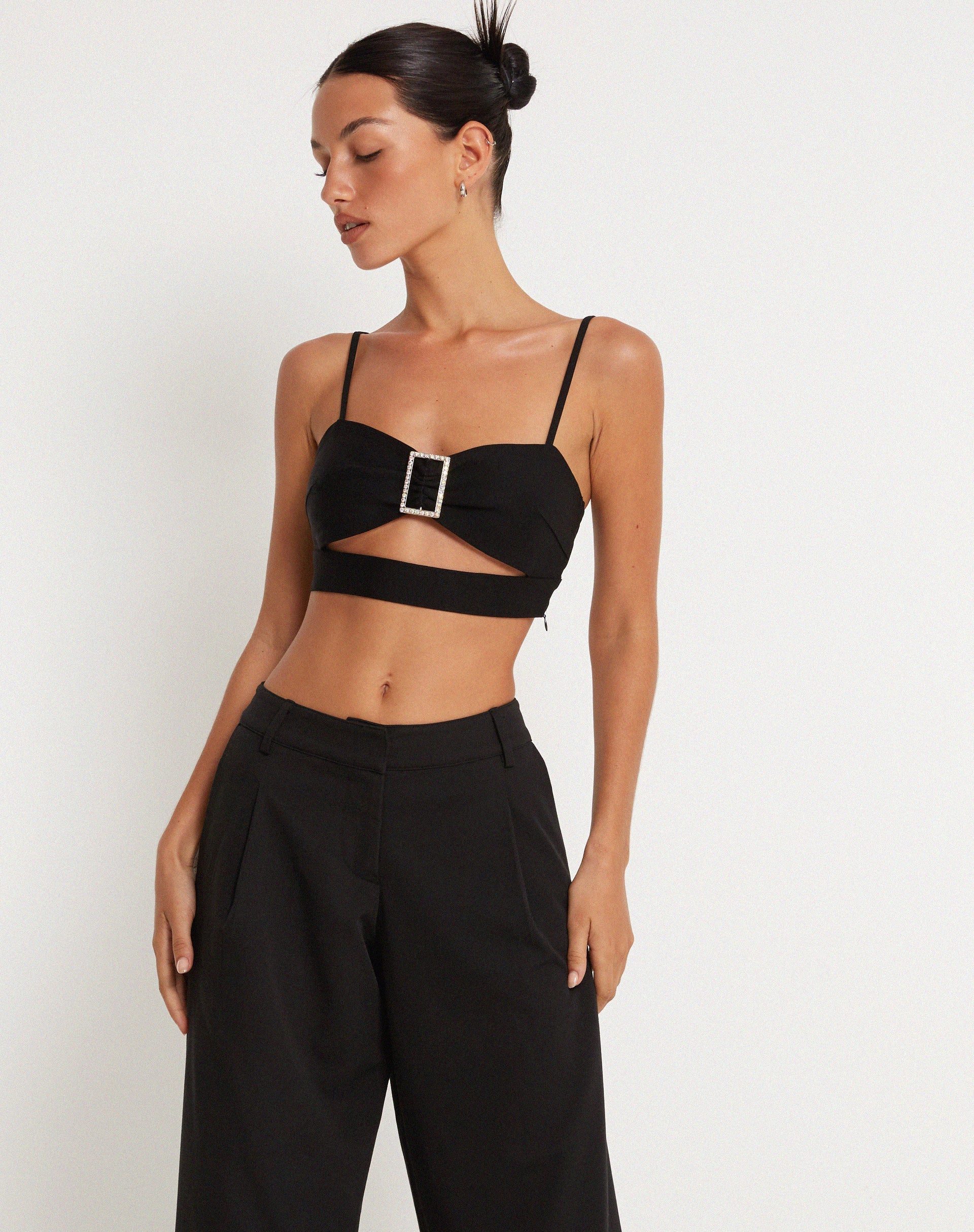 Bild von Elenia Crop Top mit Schnallendetail in Schwarz