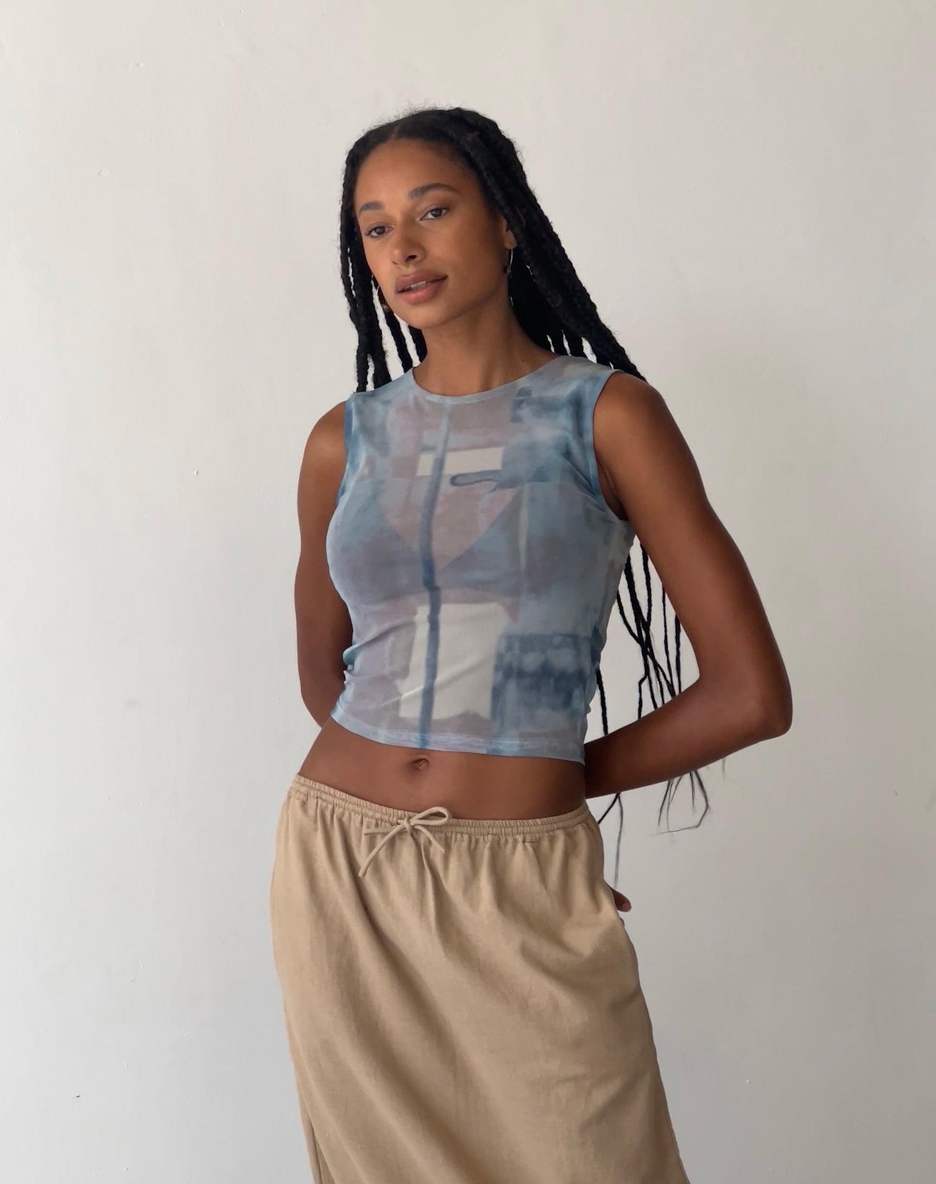 Bild von MOTEL X JACQUIE Elisha Top in Mesh Abstrakte Farbe Pinsel Blau
