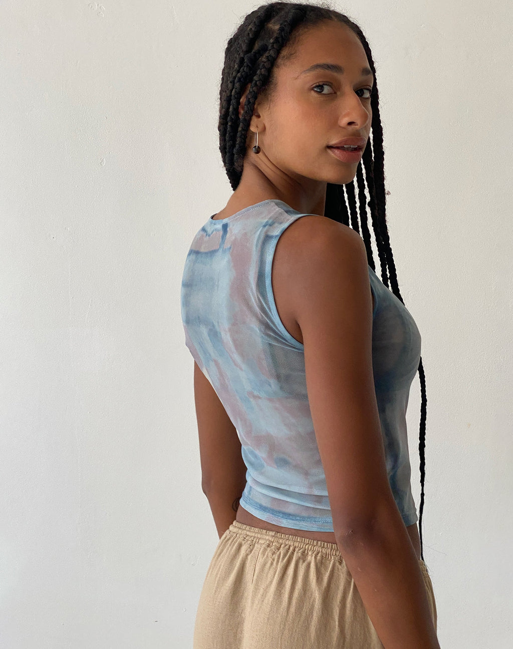MOTEL X JACQUIE Elisha Top in Mesh Abstrakt Pinsel Blau