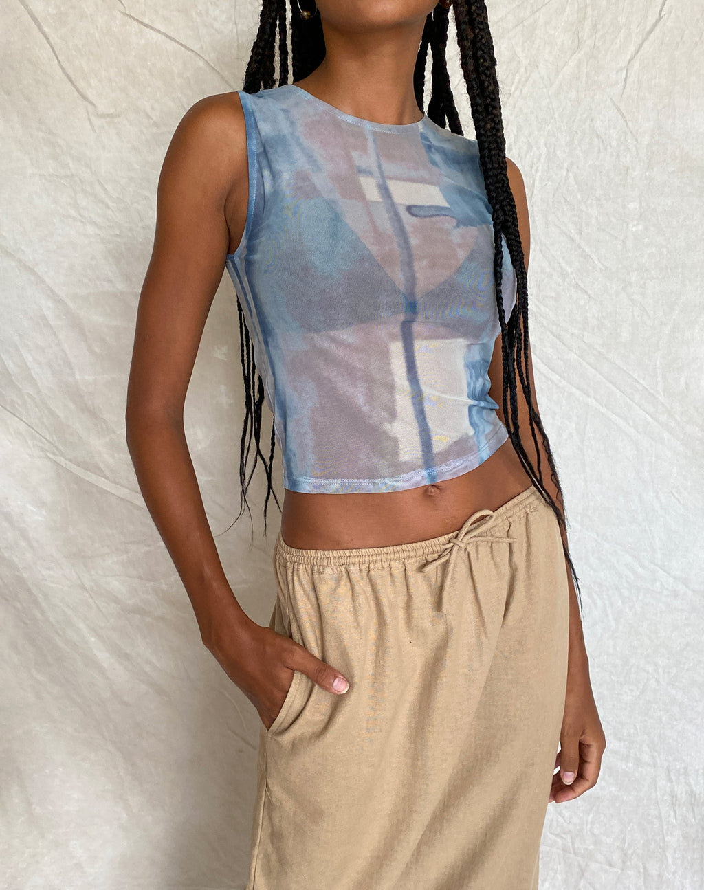 MOTEL X JACQUIE Elisha Top in Mesh Abstrakt Pinsel Blau