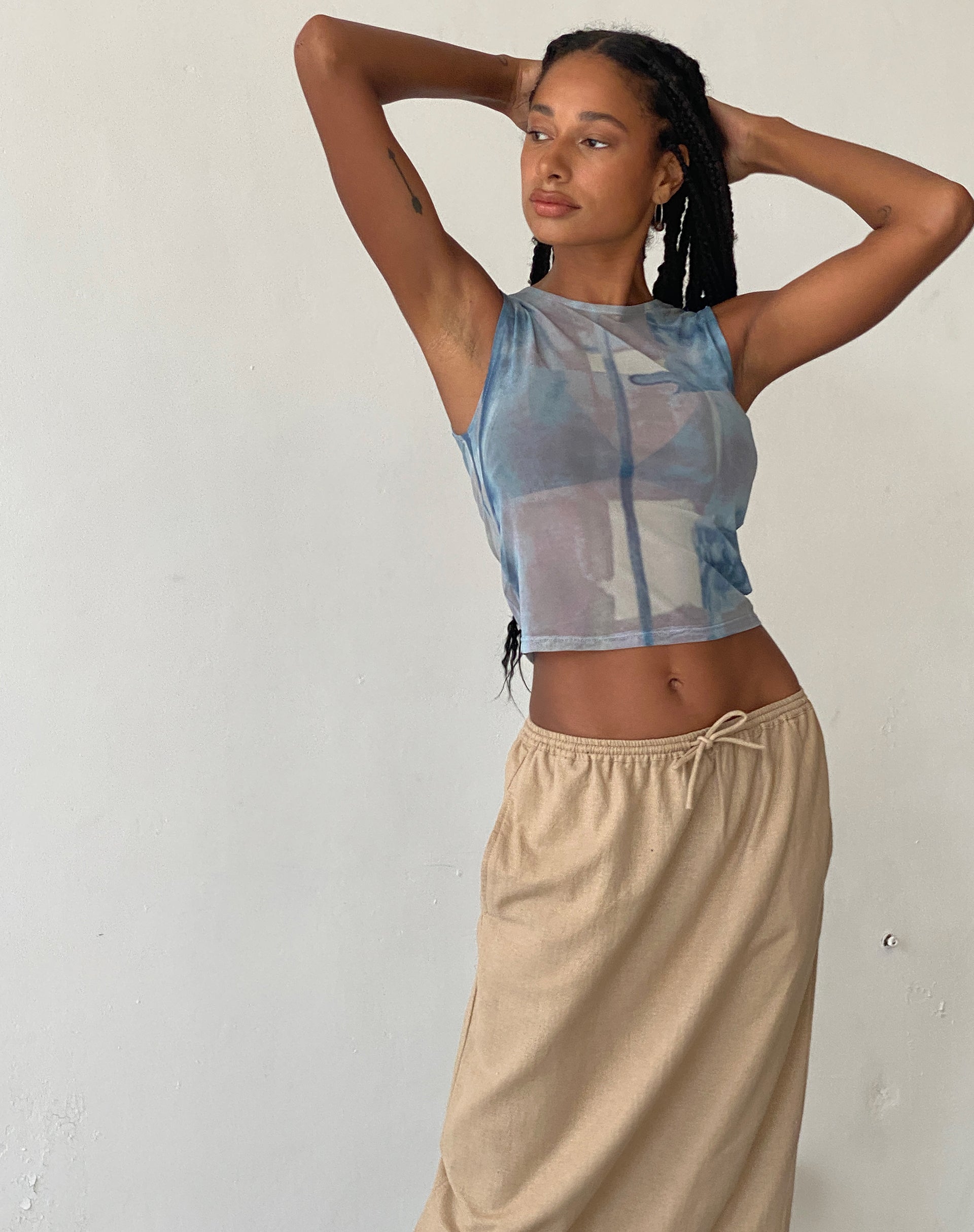 Bild von MOTEL X JACQUIE Elisha Top in Mesh Abstrakte Farbe Pinsel Blau
