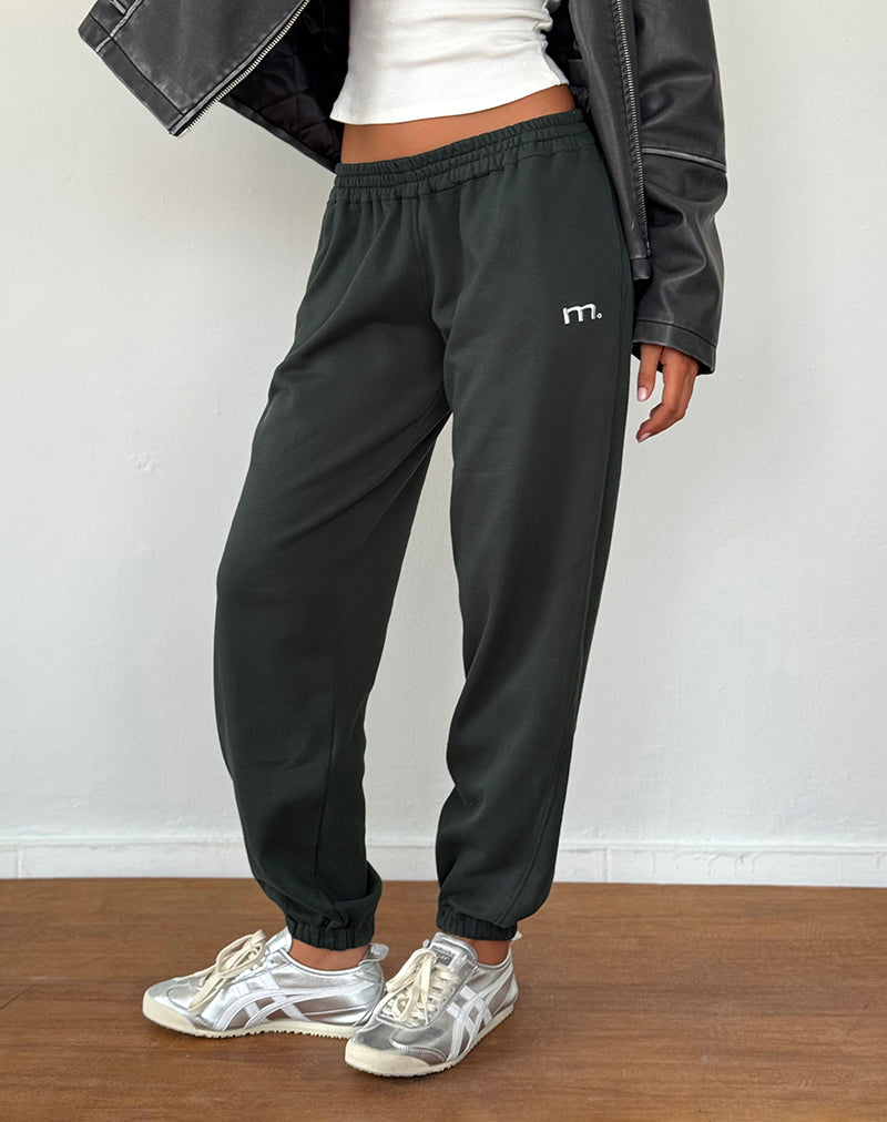 Em Jogger in Beluga Hellgrau mit M-Stickerei