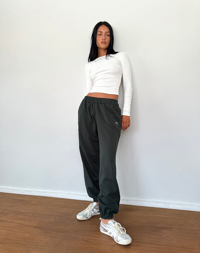 Em Jogger in Beluga Hellgrau mit M-Stickerei