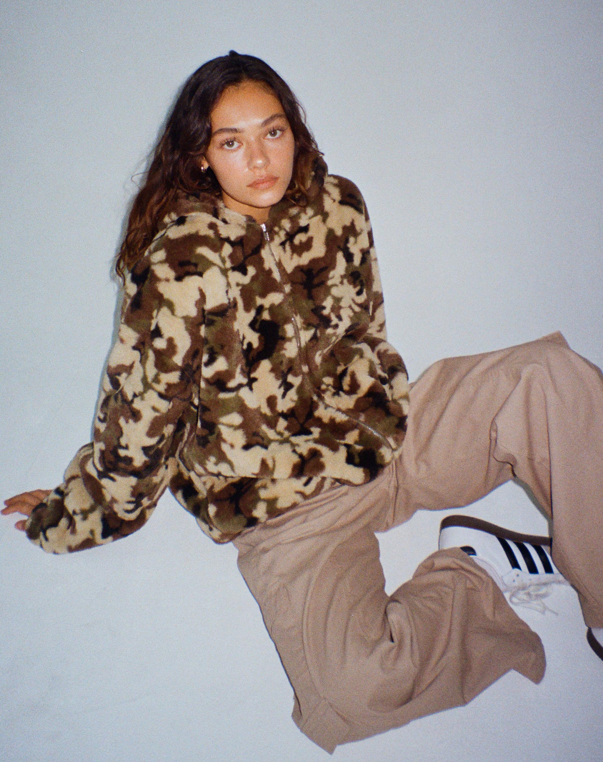 Abbildung der Emerson Kunstfelljacke in Camo Brown Pebble
