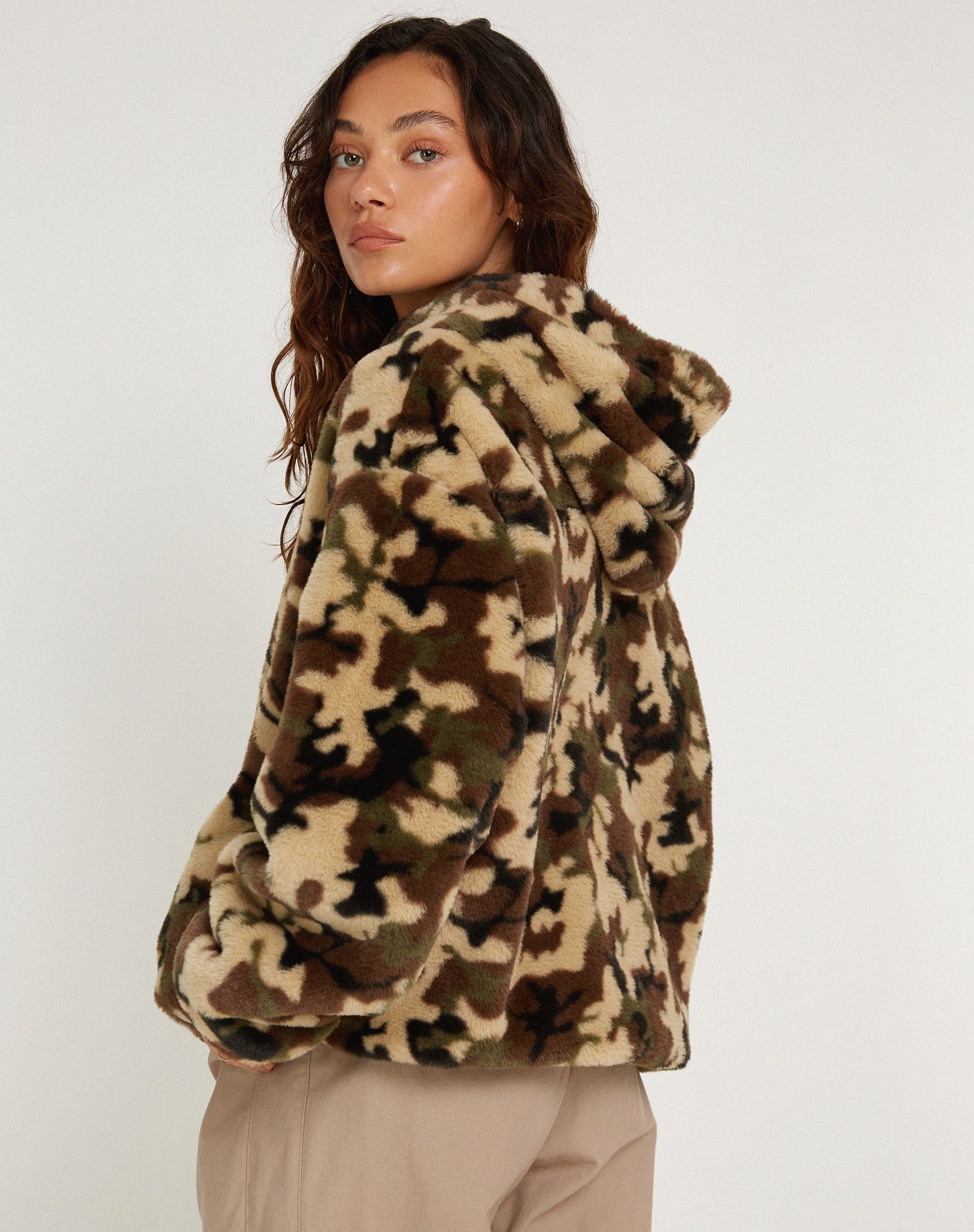 Abbildung der Emerson Kunstfelljacke in Camo Brown Pebble