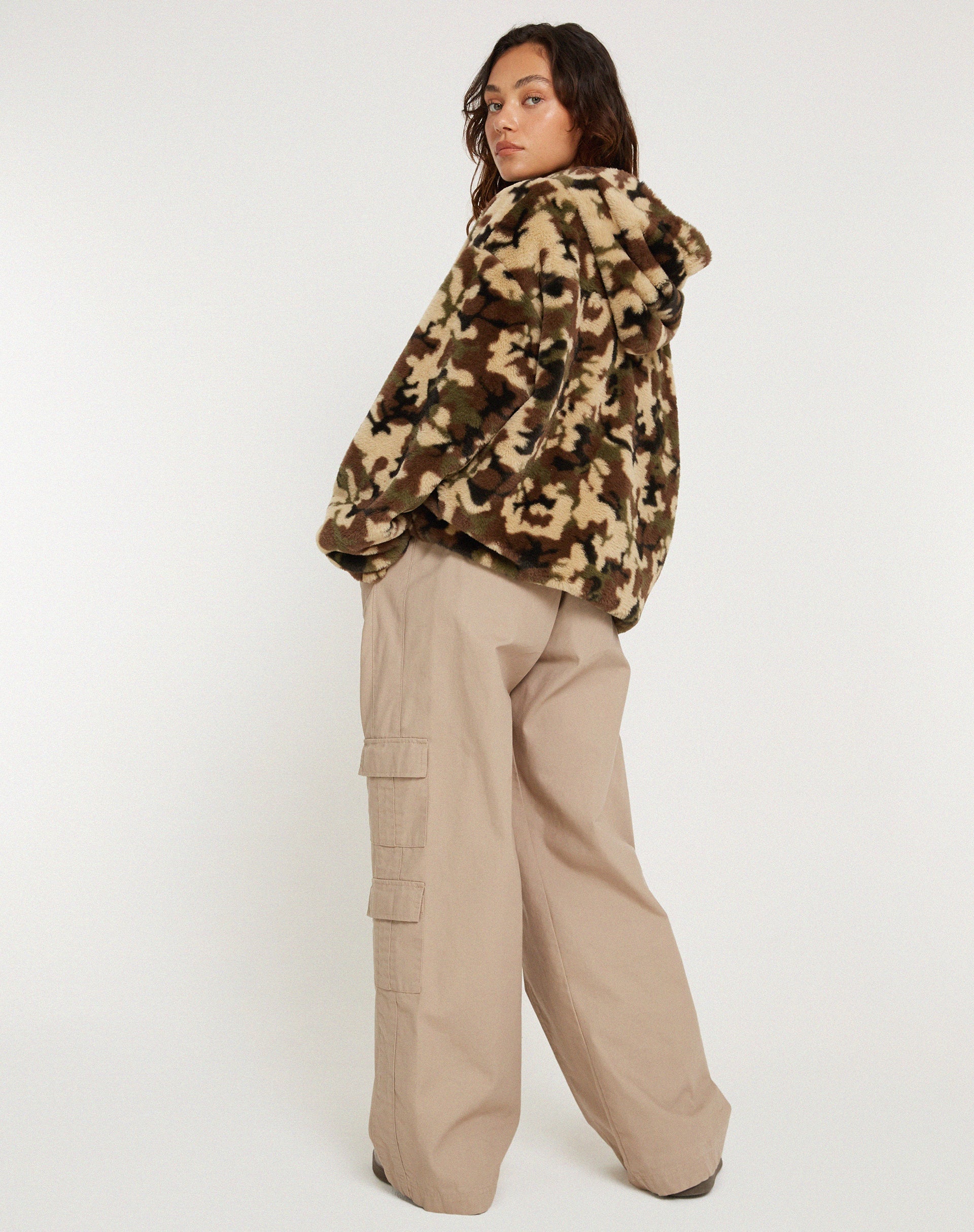 Abbildung der Emerson Kunstfelljacke in Camo Brown Pebble