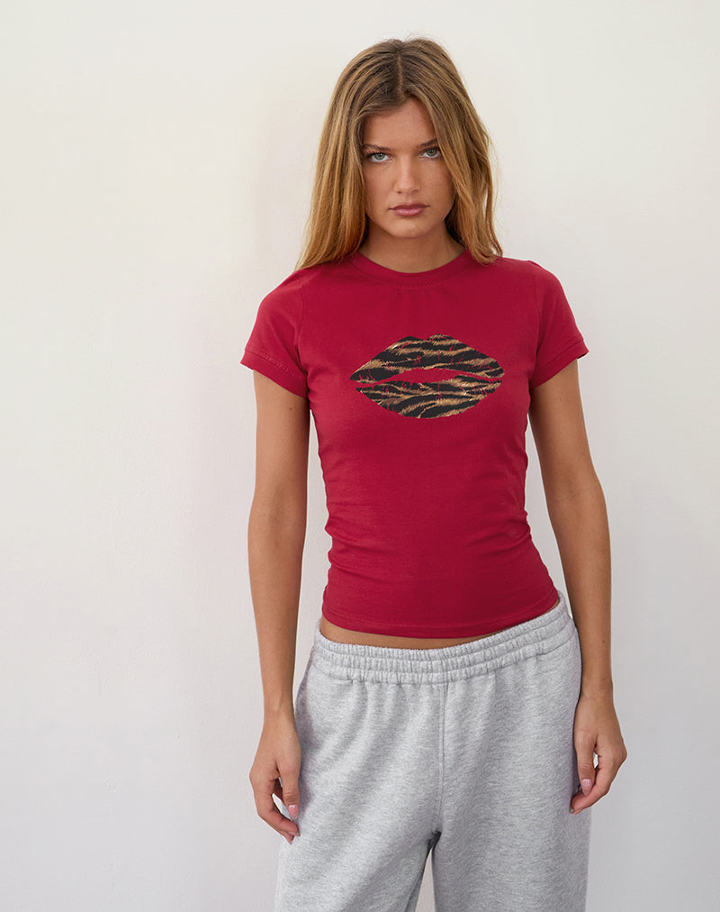 Bild von Sutin Tee in Adrenalinrot mit Leoparden-Lippenprint