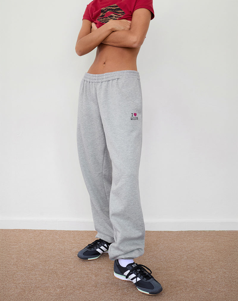Emiko Oversized-Jogger in Grau meliert mit I Love 2010's Aufdruck